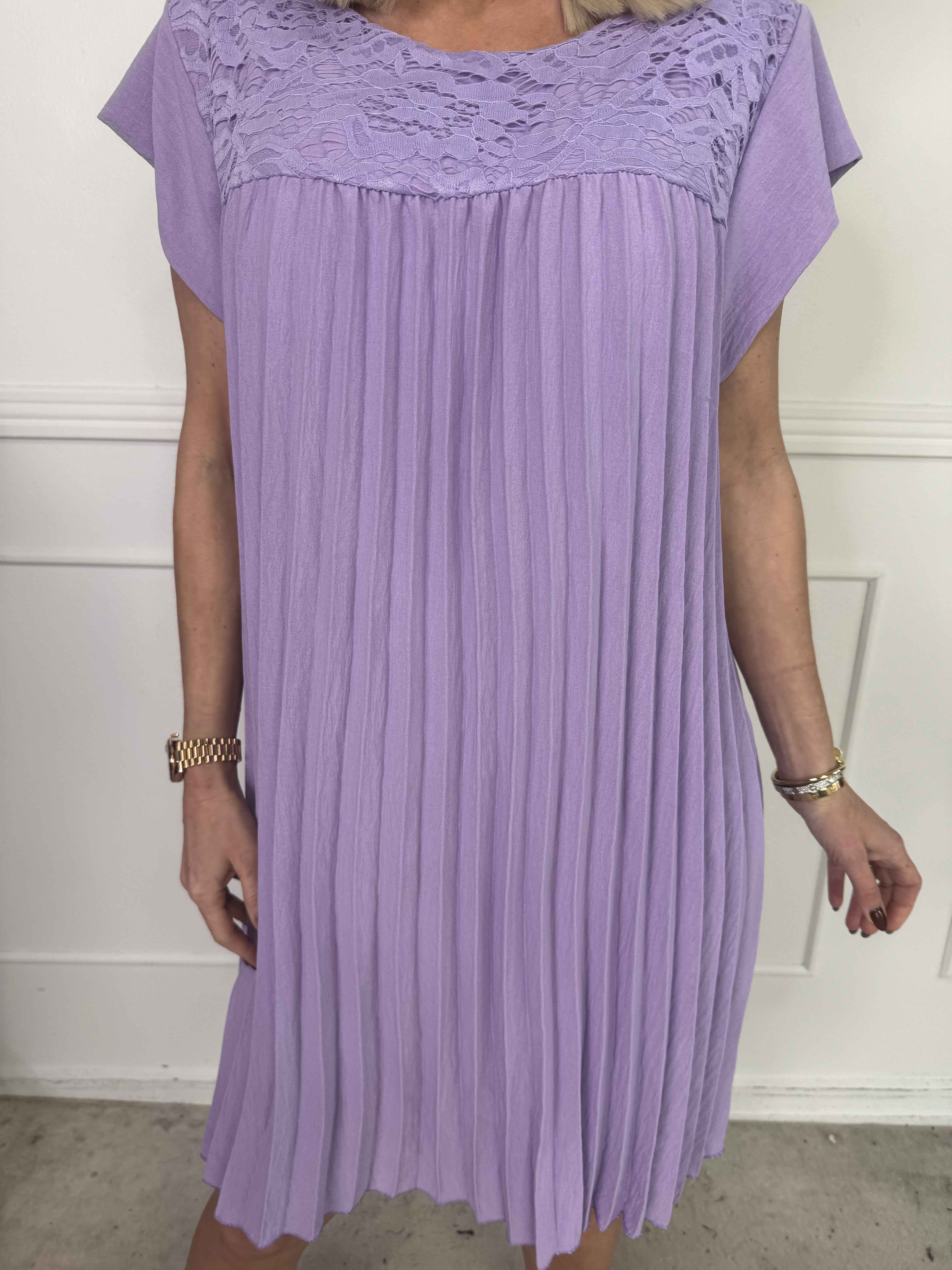 Nancy Lace Short - Plisserad klänning med spets och fickor