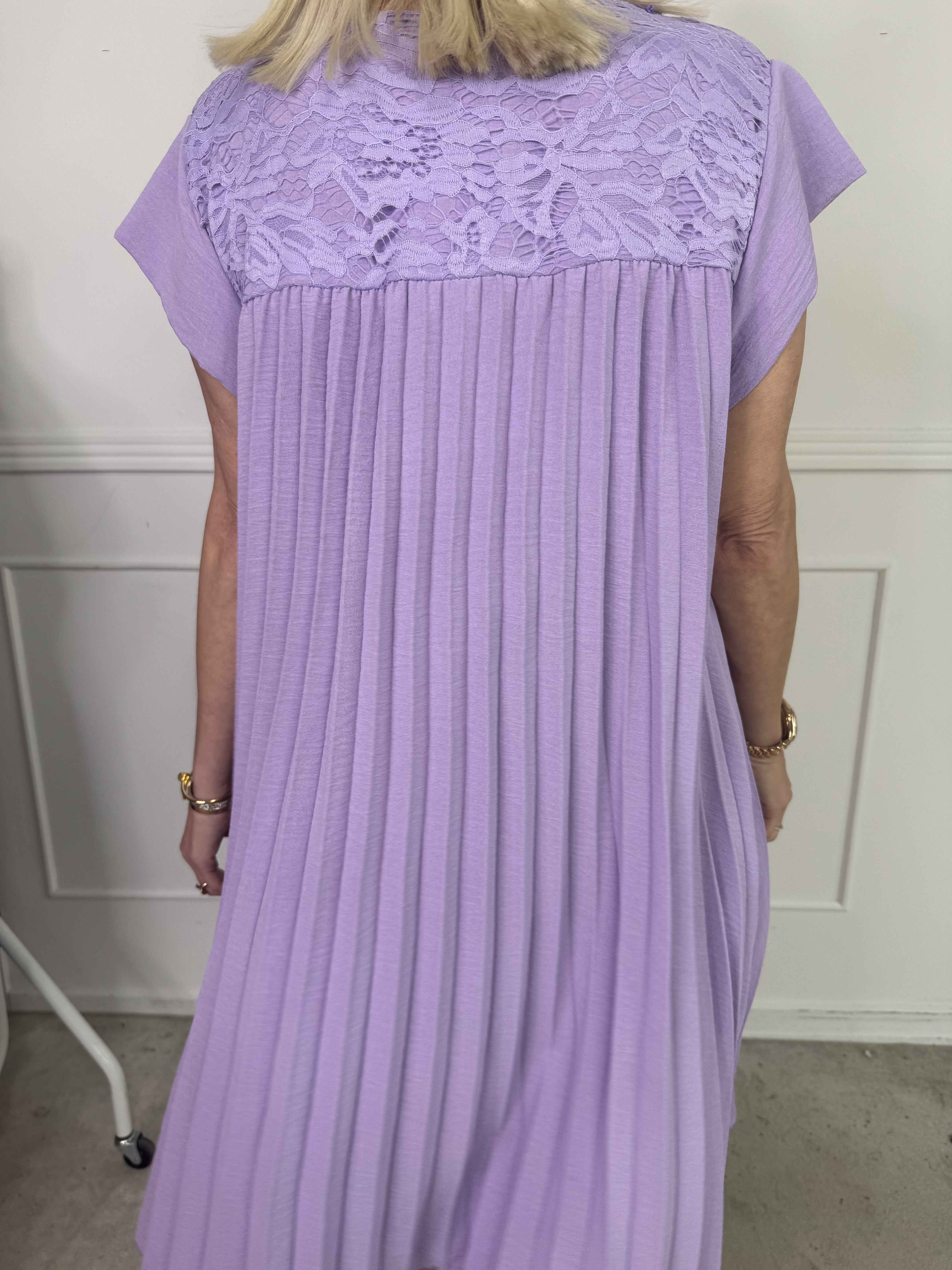 Nancy Lace Short - Plisserad klänning med spets och fickor