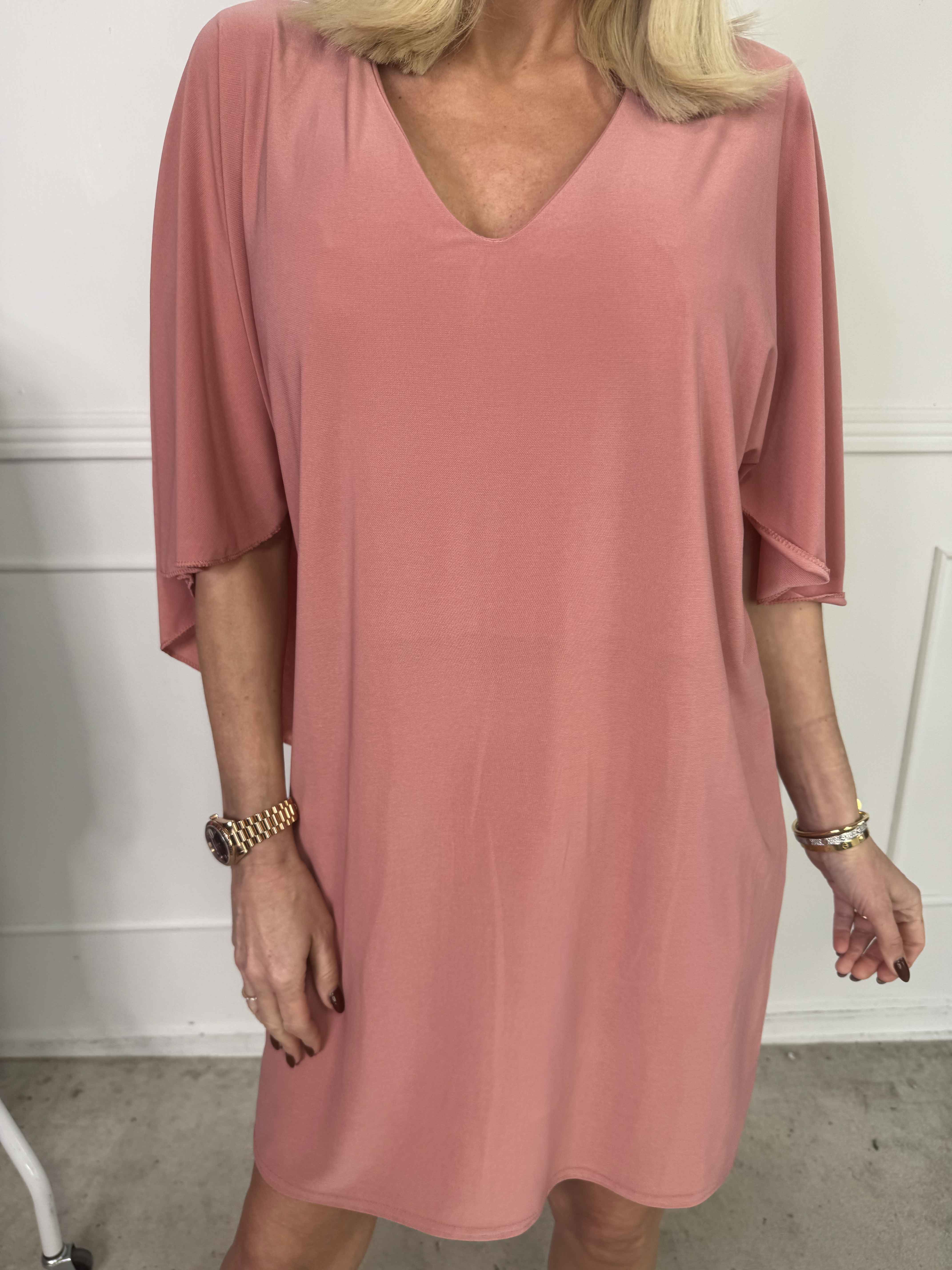 Sus - Klänning med kappa och djup rygg