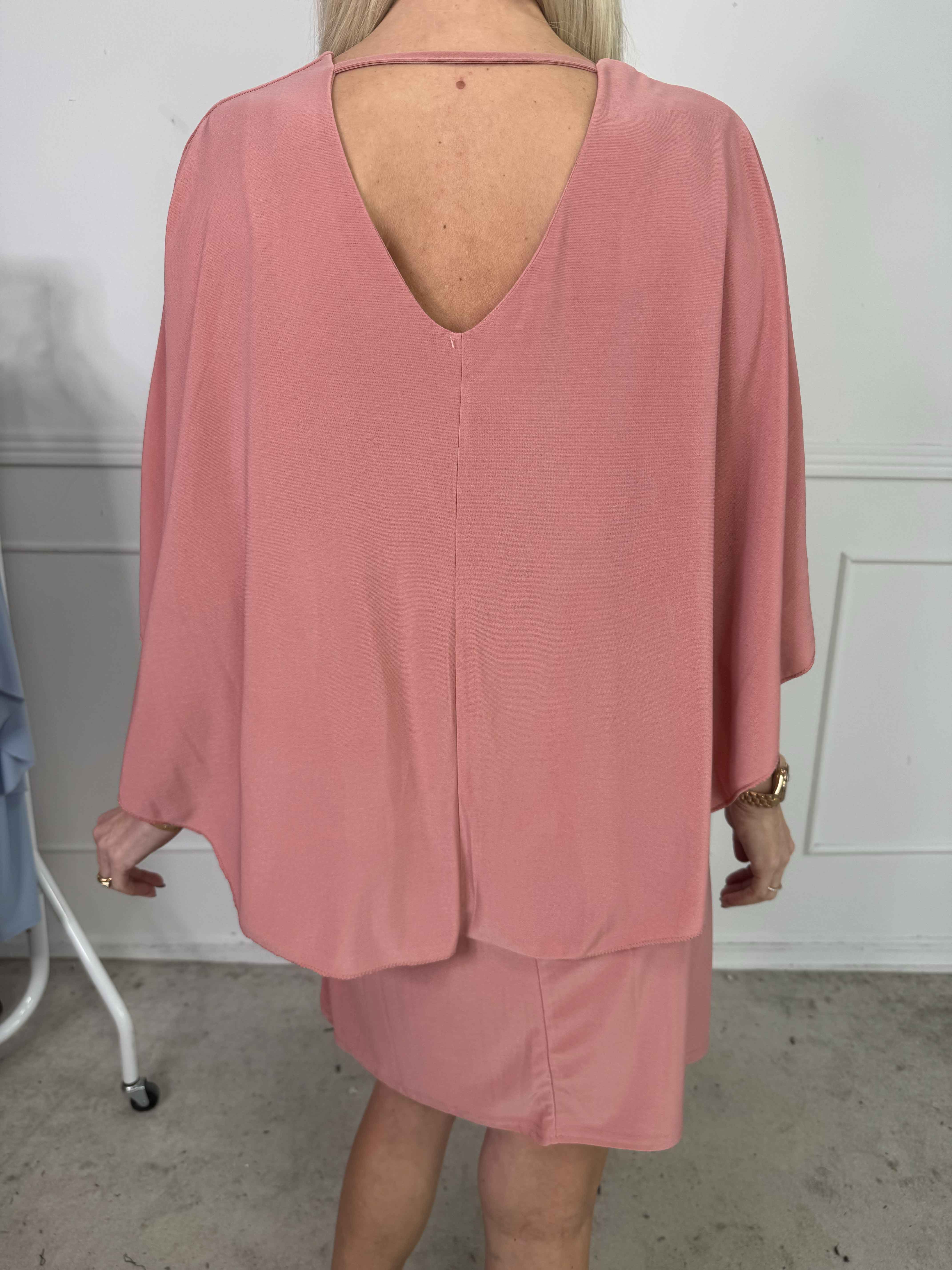 Sus - Klänning med kappa och djup rygg