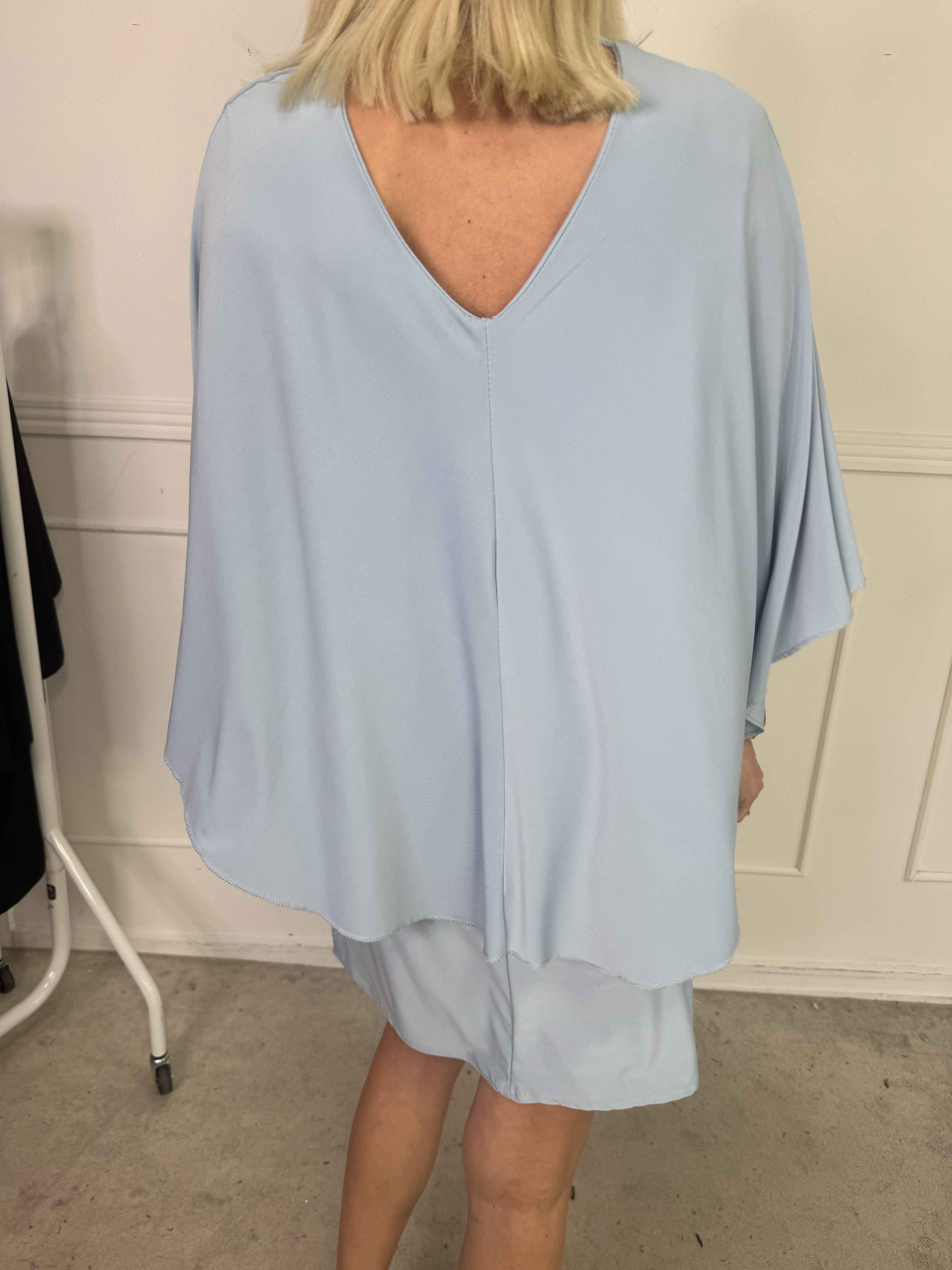 Sus - Klänning med kappa och djup rygg