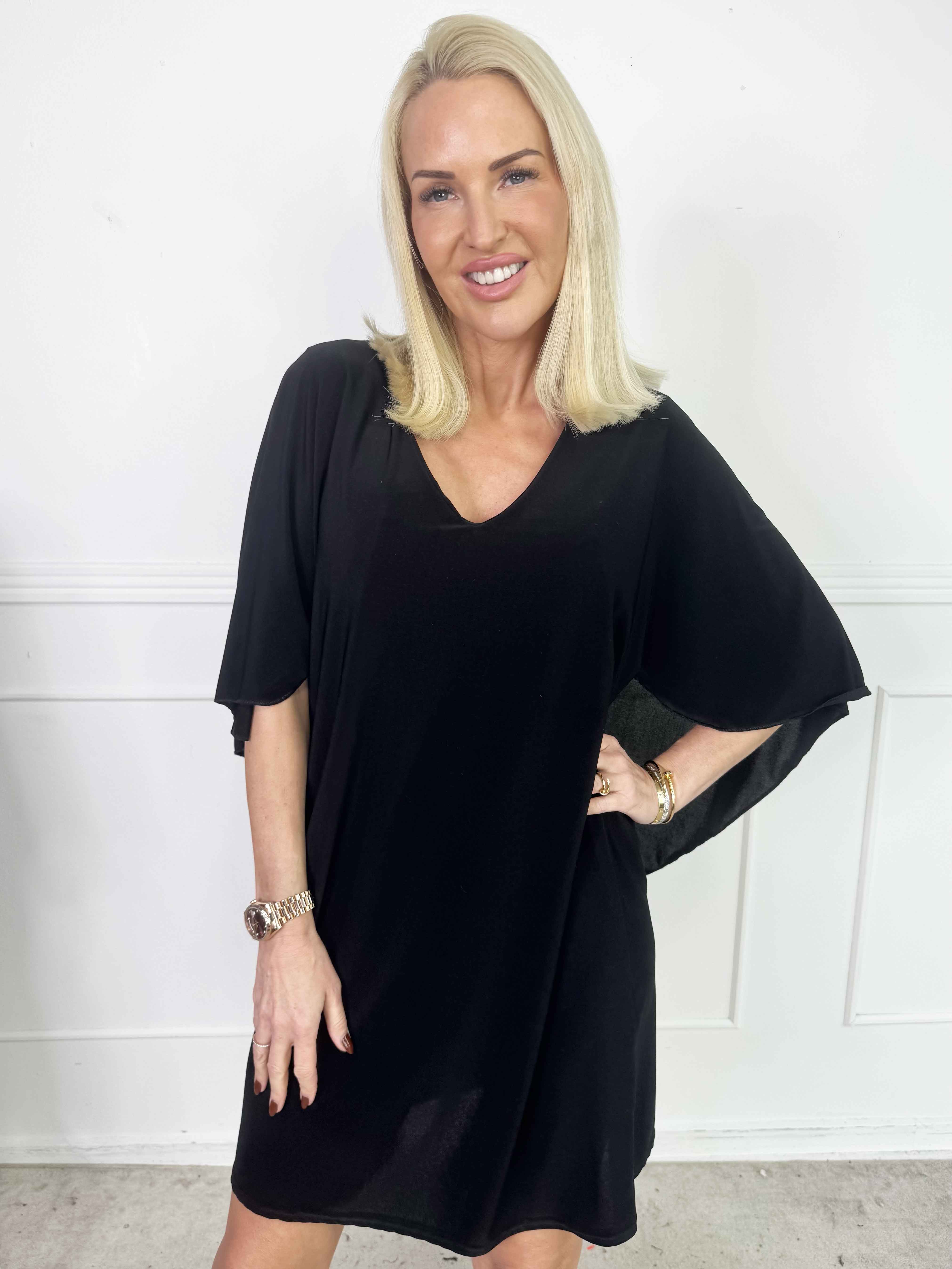 Sus - Klänning med kappa och djup rygg