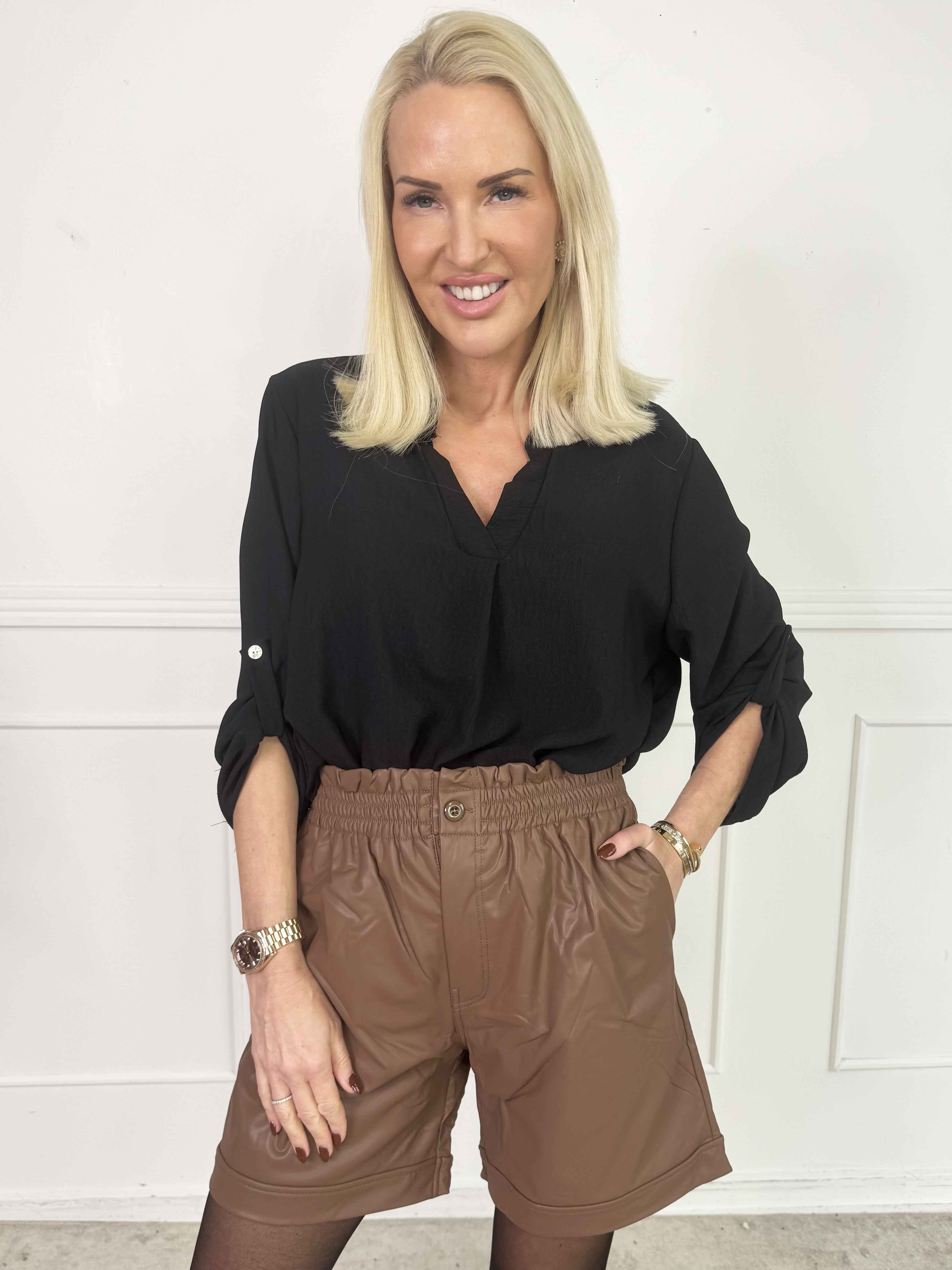 Beate - Læderlook shorts med høj talje