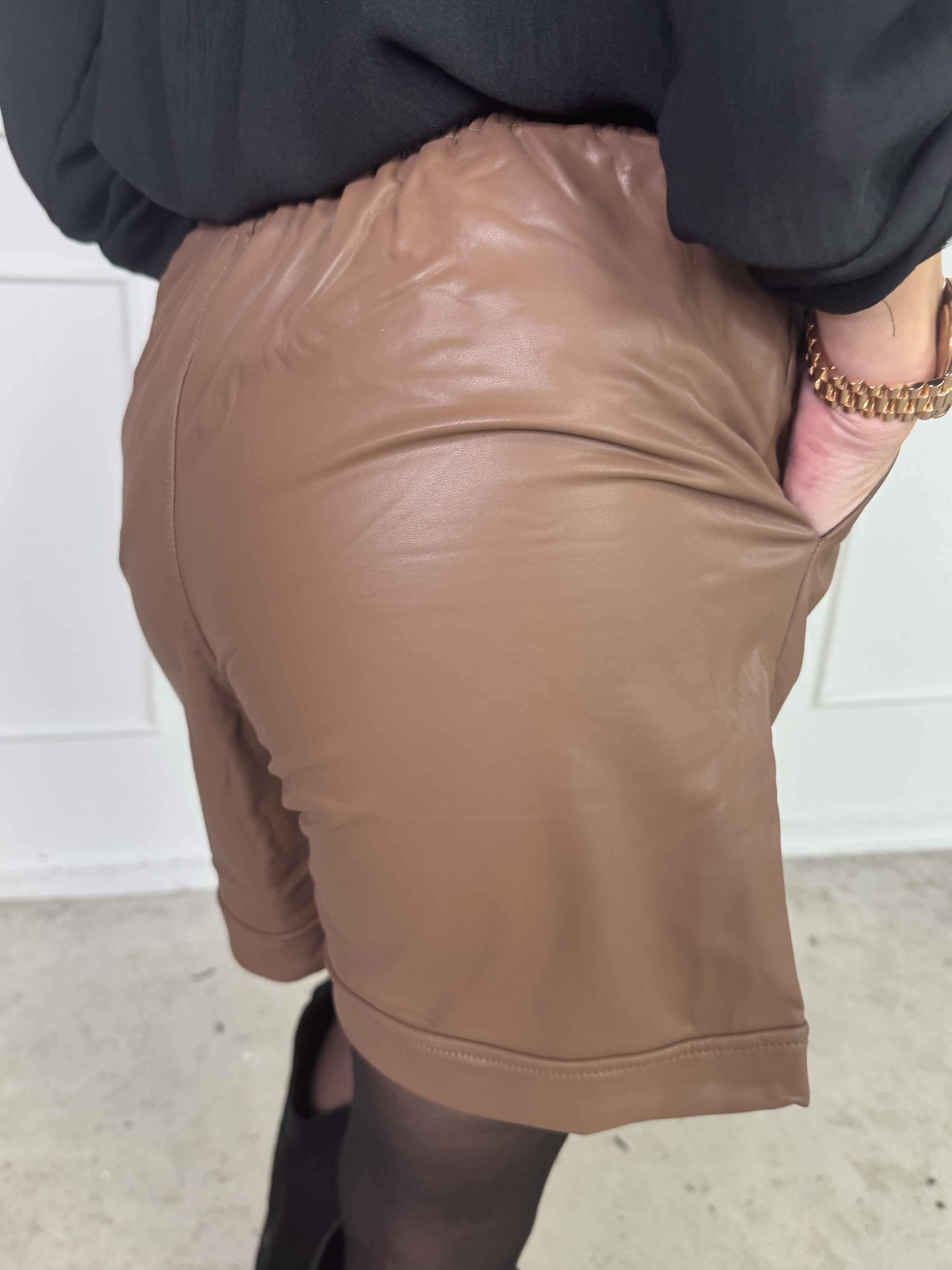 Beate - Læderlook shorts med høj talje