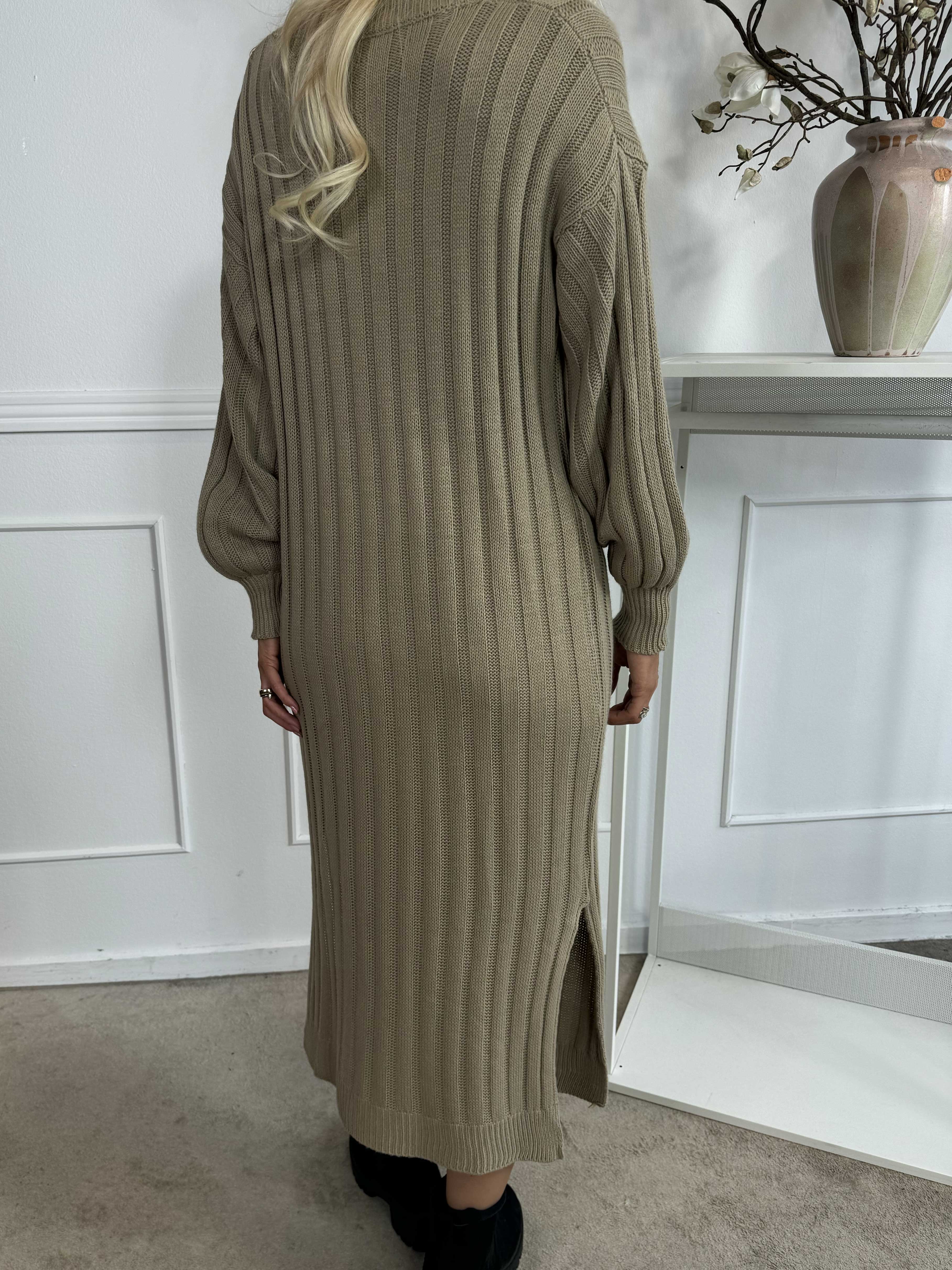 Hanine - Lång stickad klänning med v-ringning