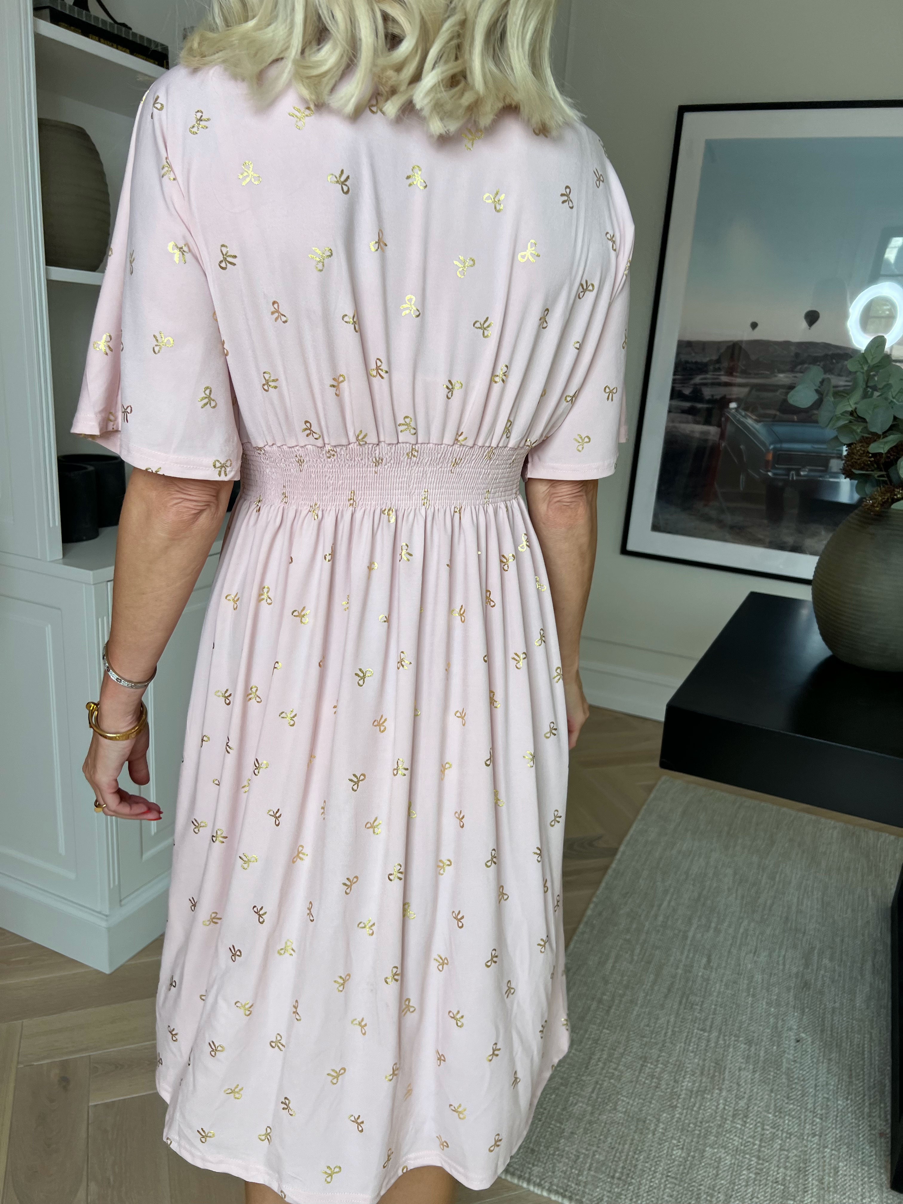 Pams Gold Bow Short - Elastisk klänning med smockad midja och fina guldfärgade rosetter
