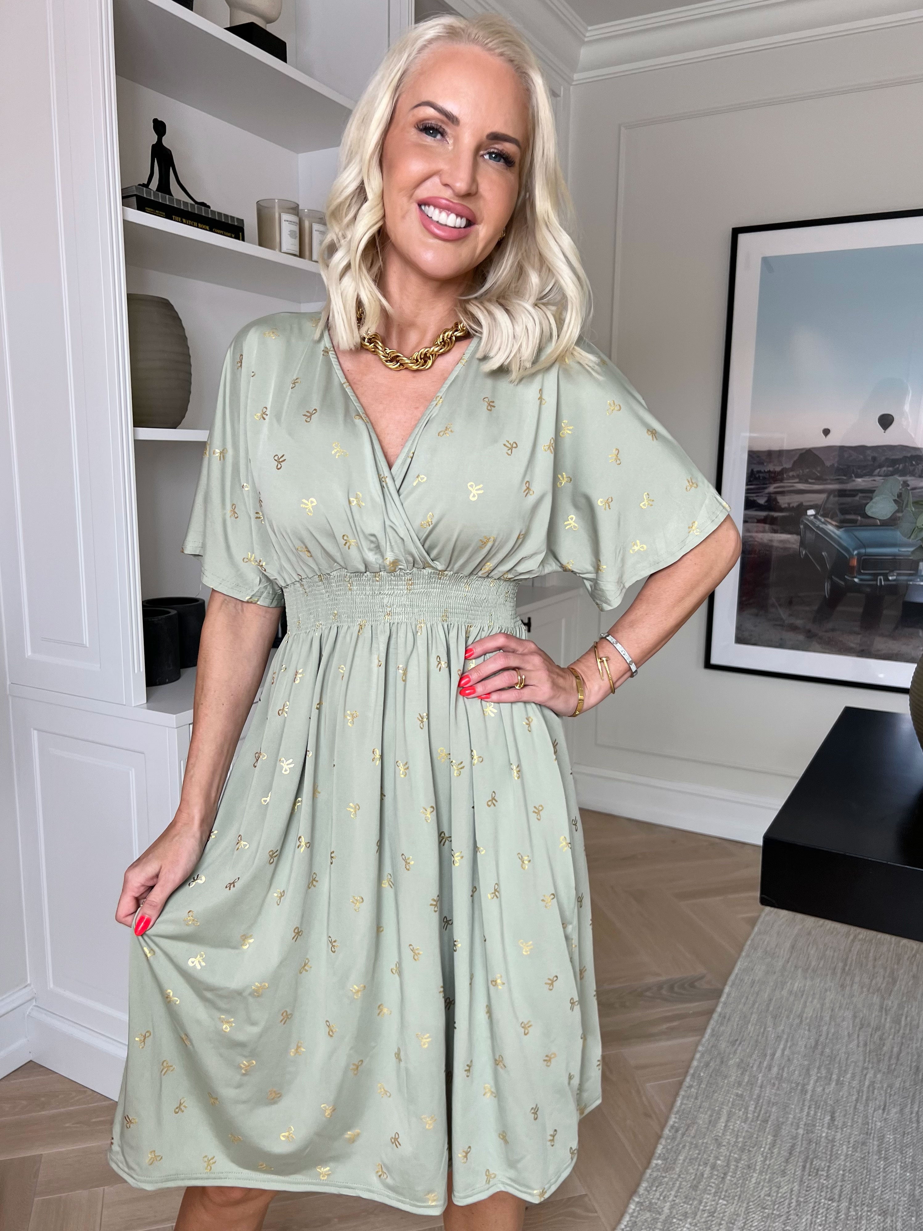 Pams Gold Bow Short - Elastisk klänning med smockad midja och fina guldfärgade rosetter