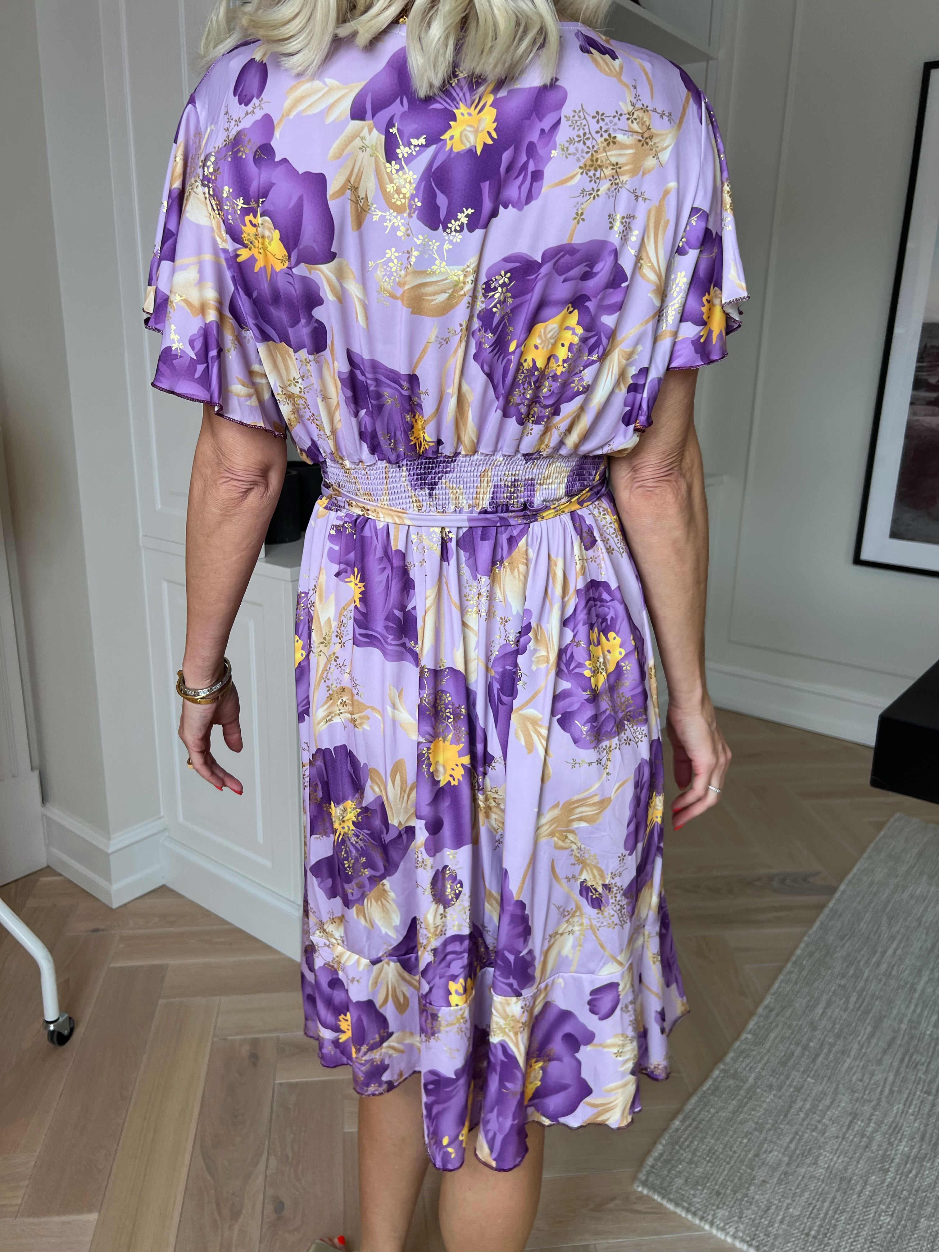 Savina Botanic S/S - Blommig stretchklänning med omlott och volangärmar