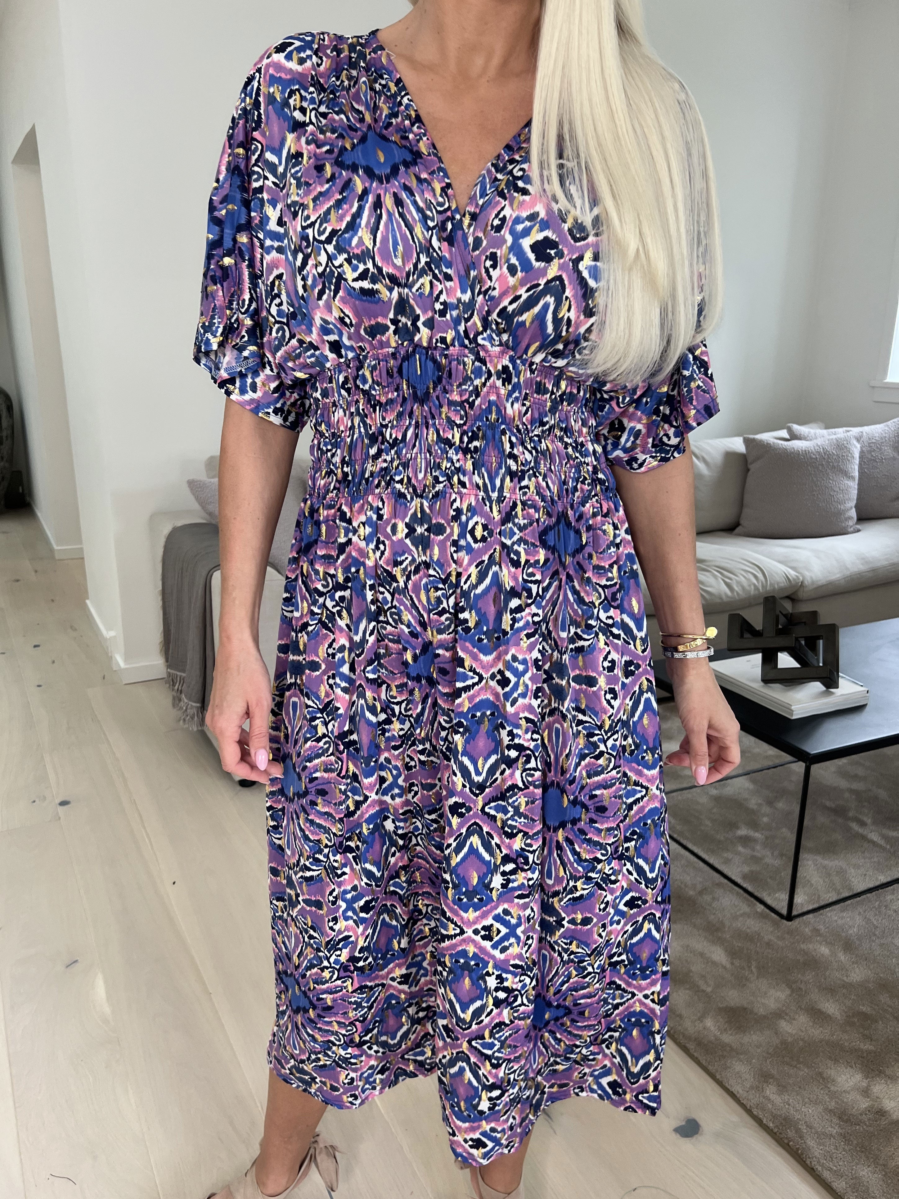 Pams Peacock Midi - Klänning med resår och guldmönster