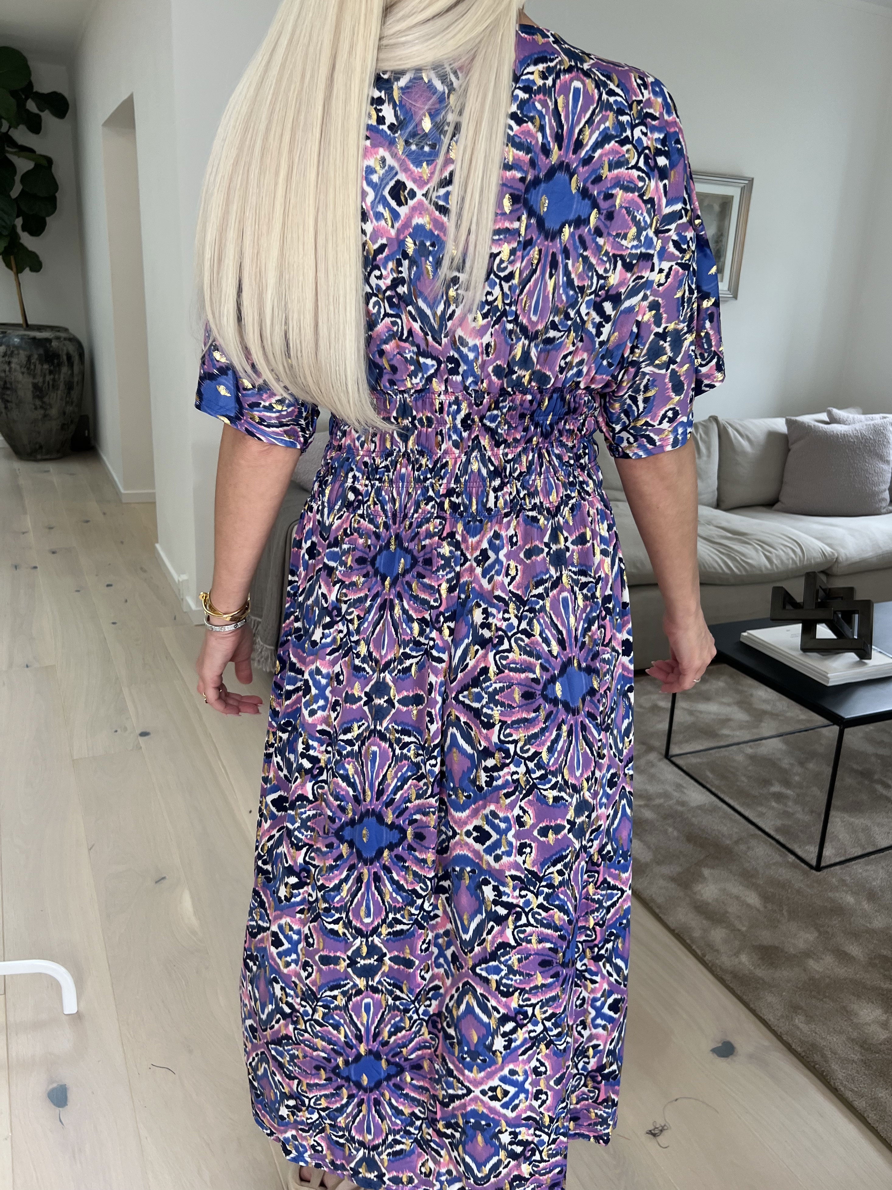 Pams Peacock Midi - Klänning med resår och guldmönster