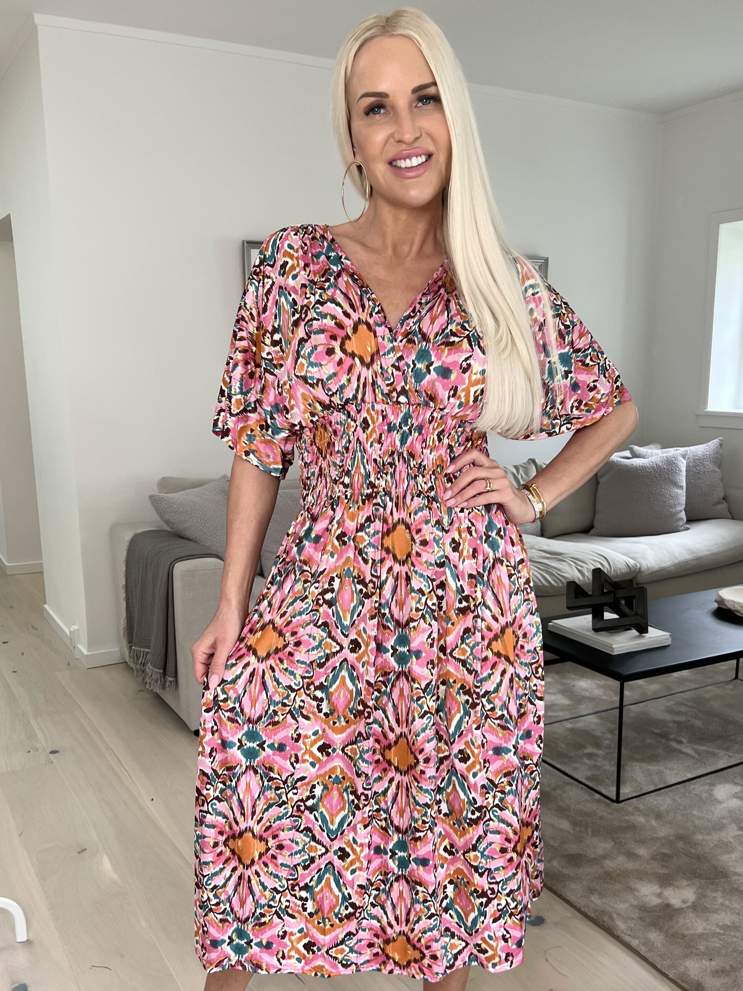 Pams Peacock Midi - Klänning med resår och guldmönster