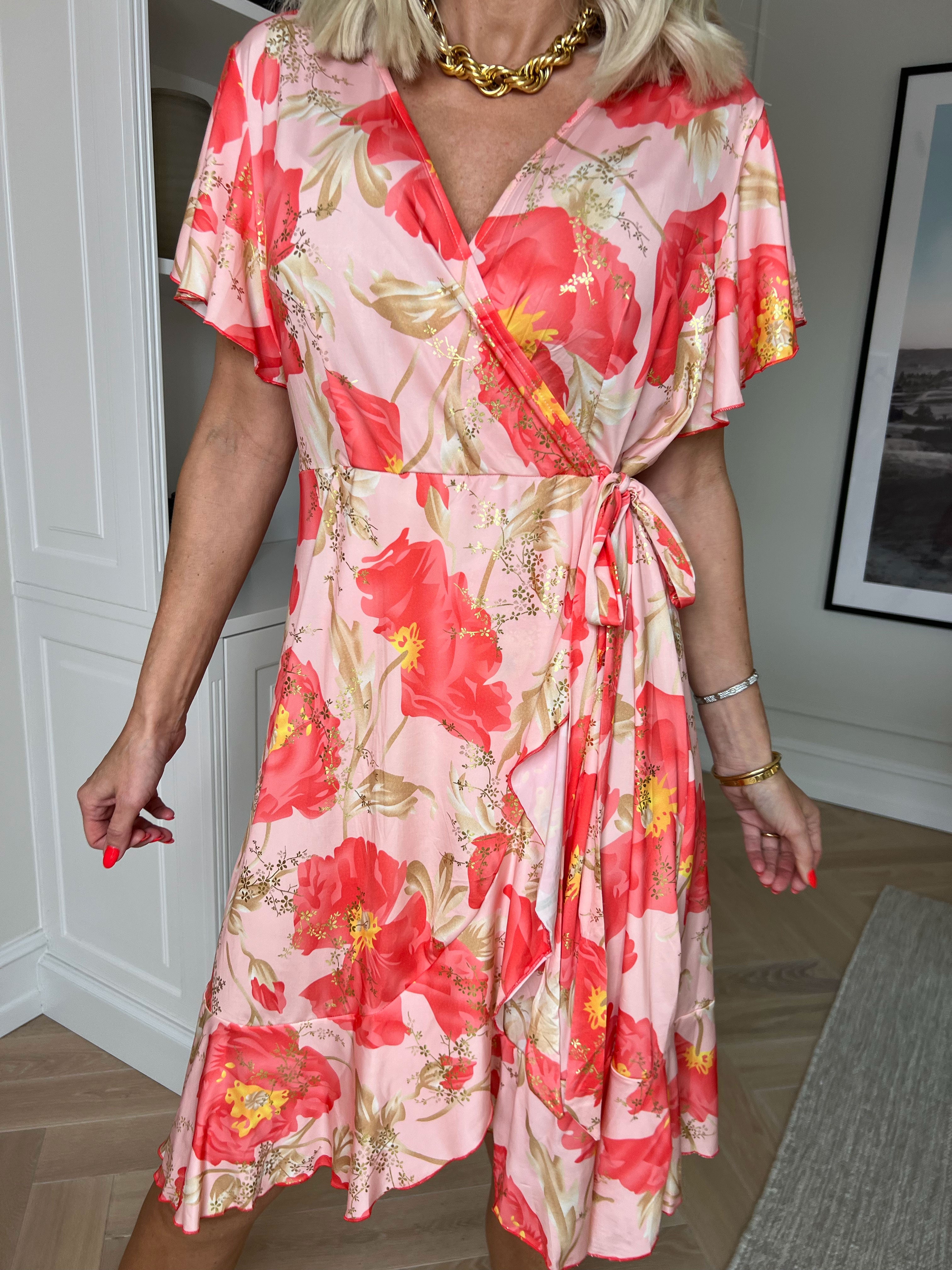 Savina Botanic S/S - Blommig stretchklänning med omlott och volangärmar