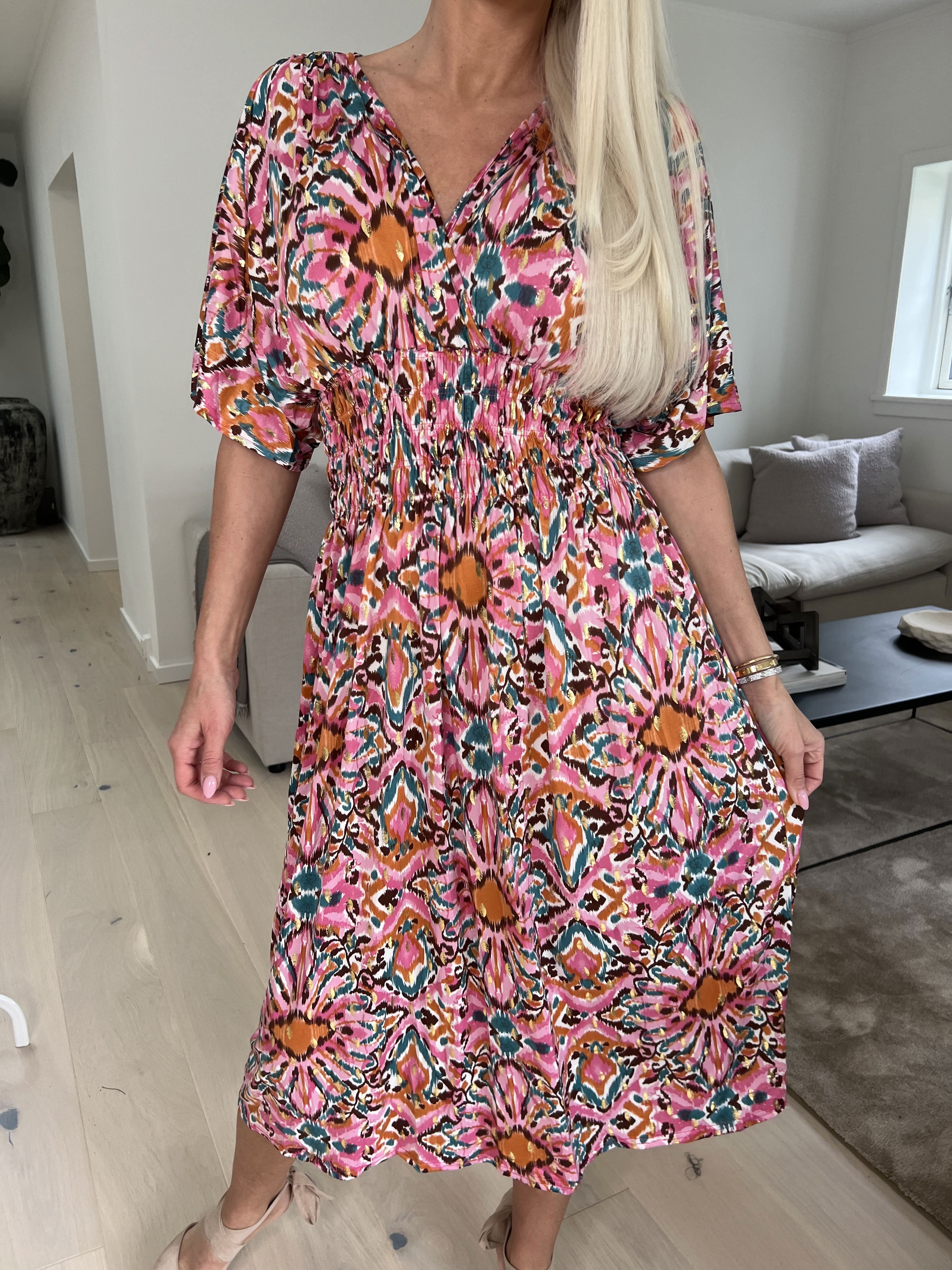 Pams Peacock Midi - Klänning med resår och guldmönster