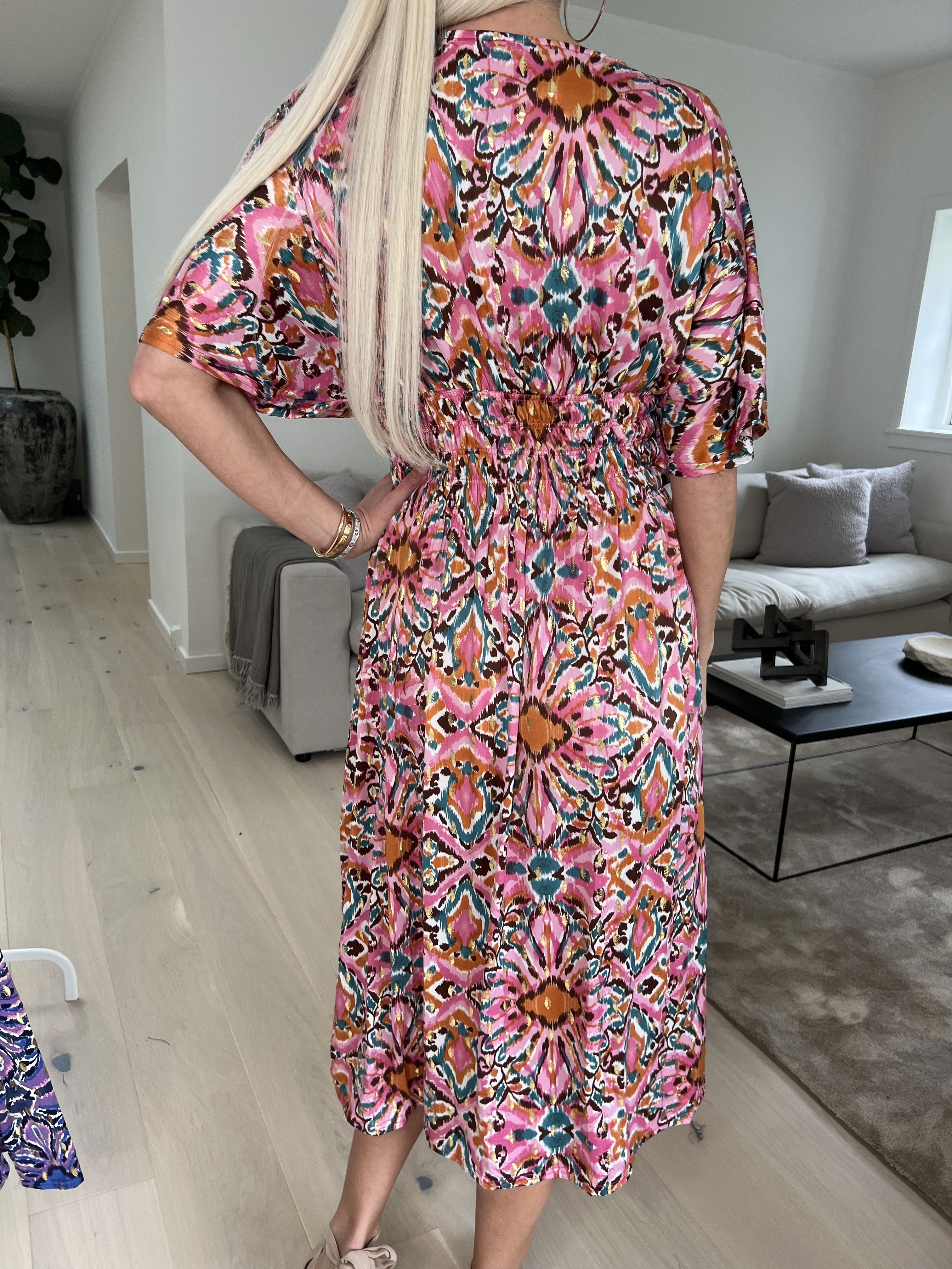 Pams Peacock Midi - Klänning med resår och guldmönster