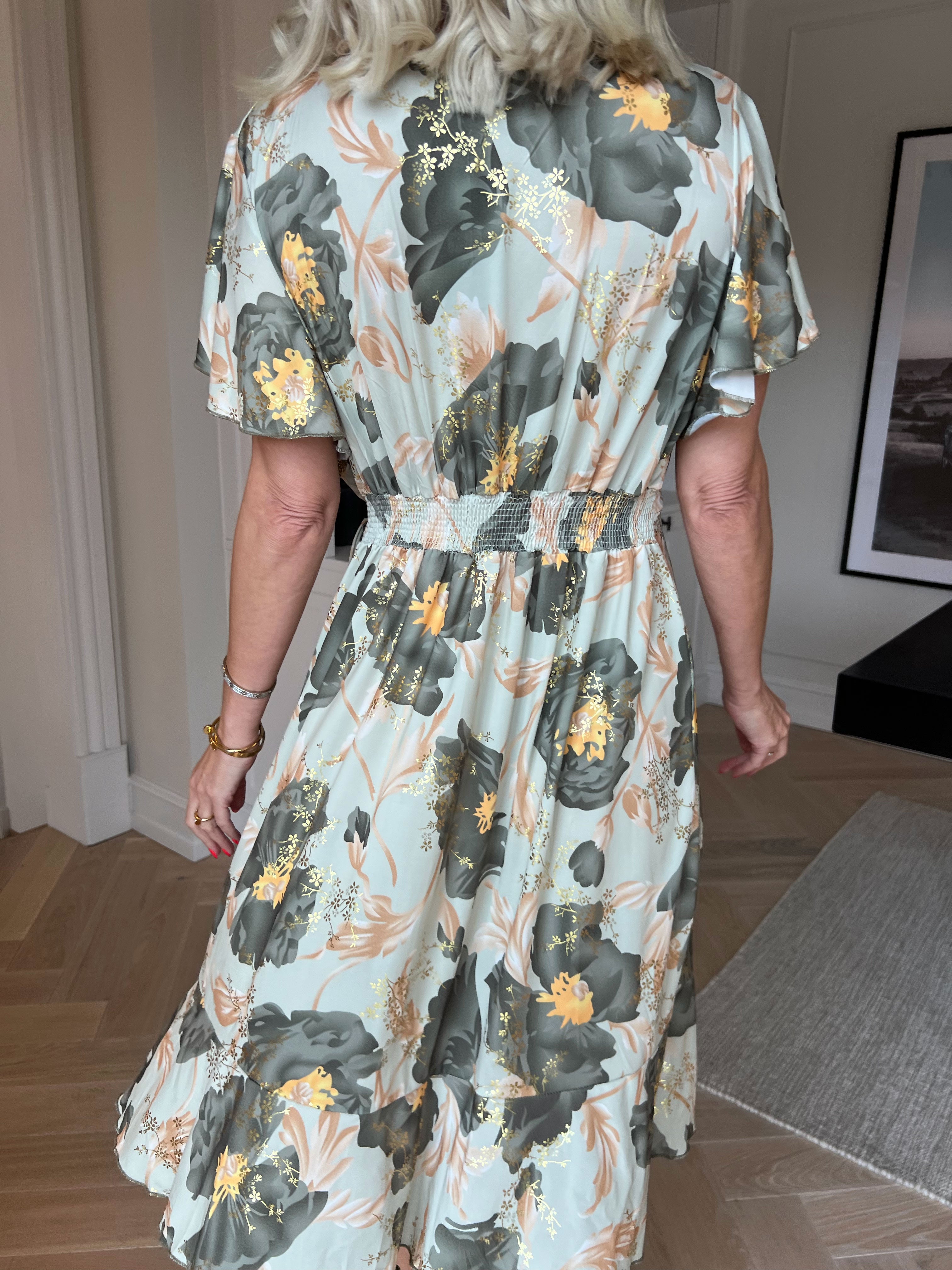 Savina Botanic S/S - Blommig stretchklänning med omlott och volangärmar