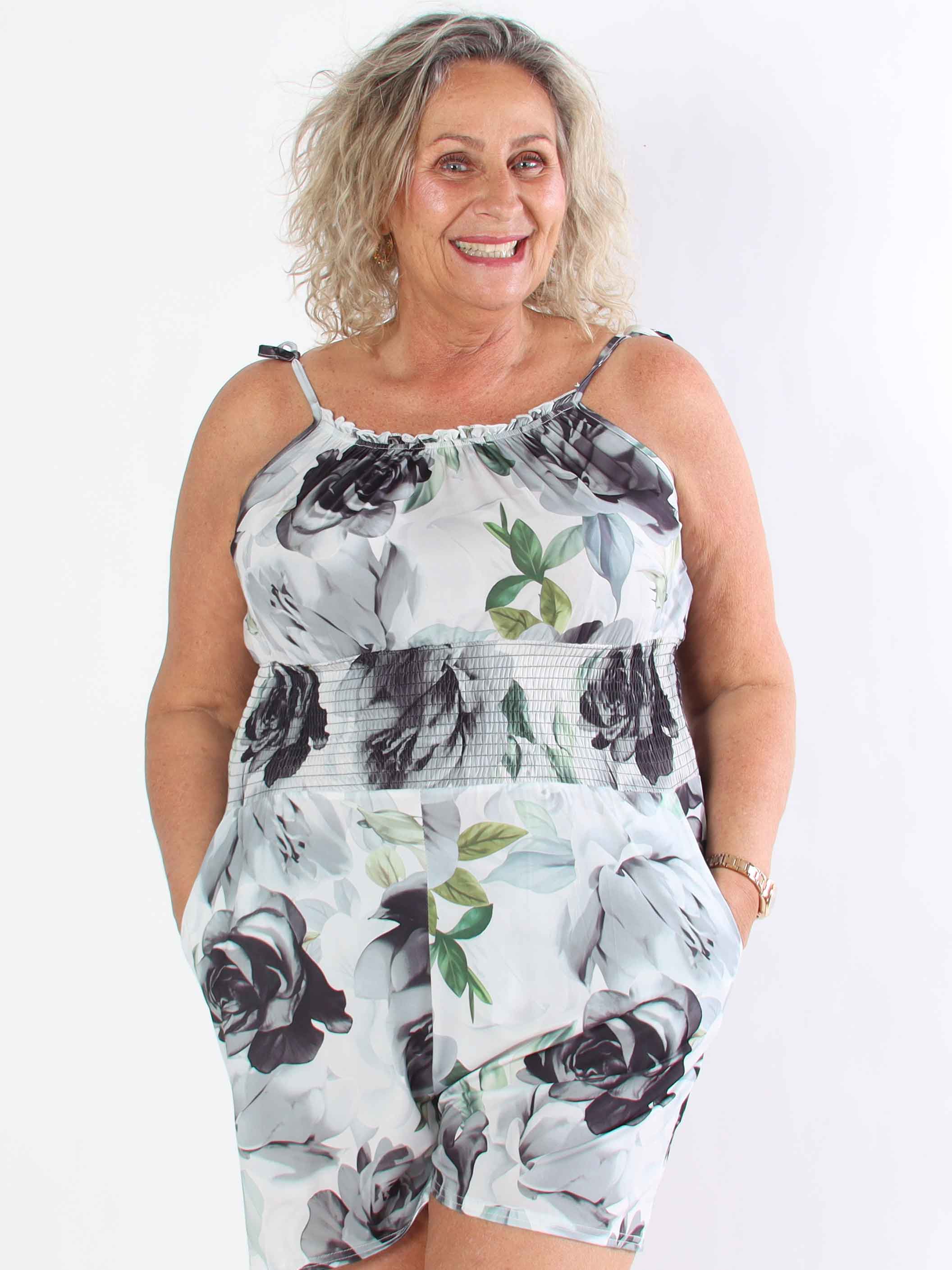 Lyra - Elastisk plus size buksedragt med smock i taljen