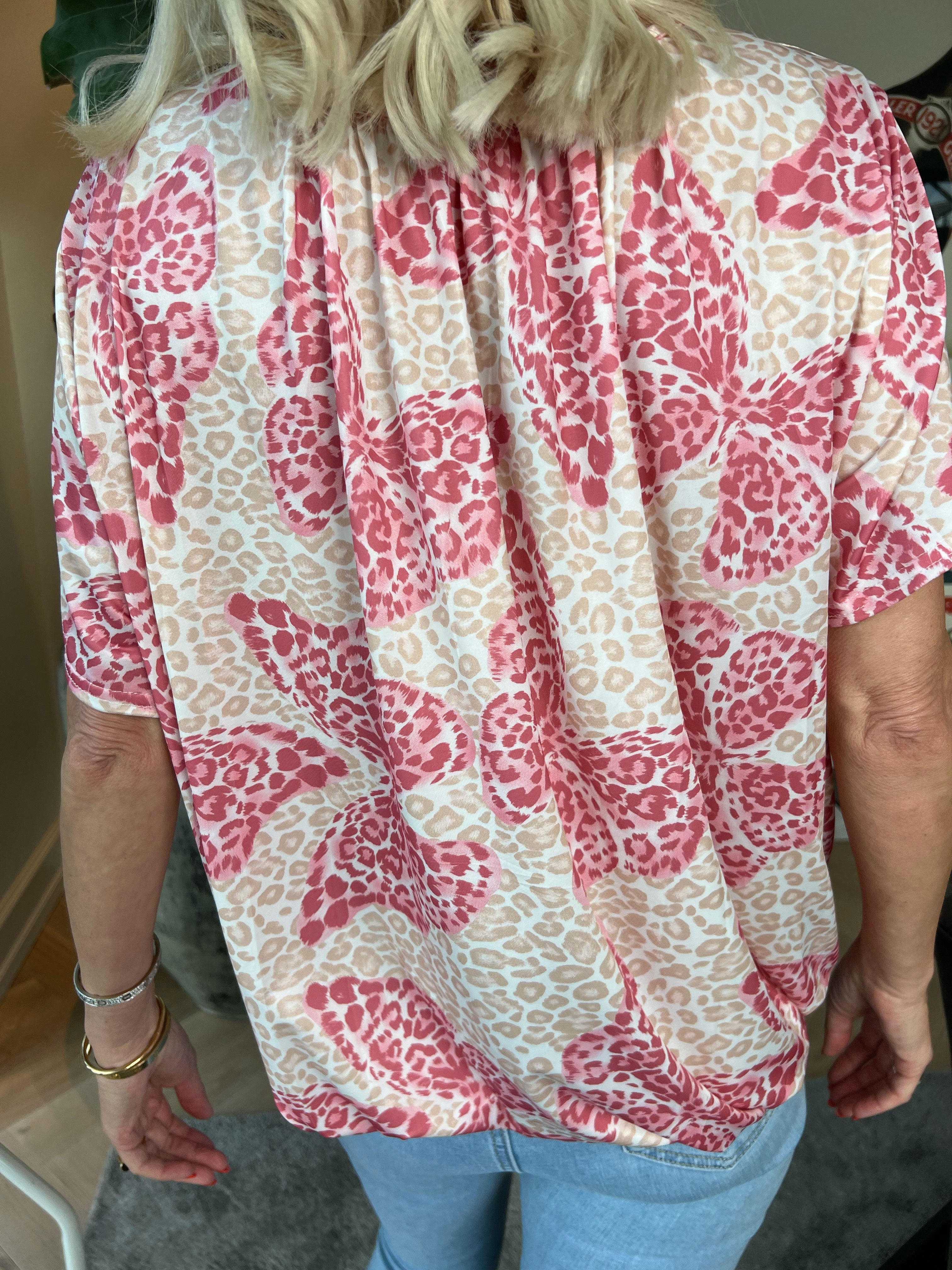 Miracle Butterfly - Plus size t-shirt med leopardtryck, fjäril och resår nedtill