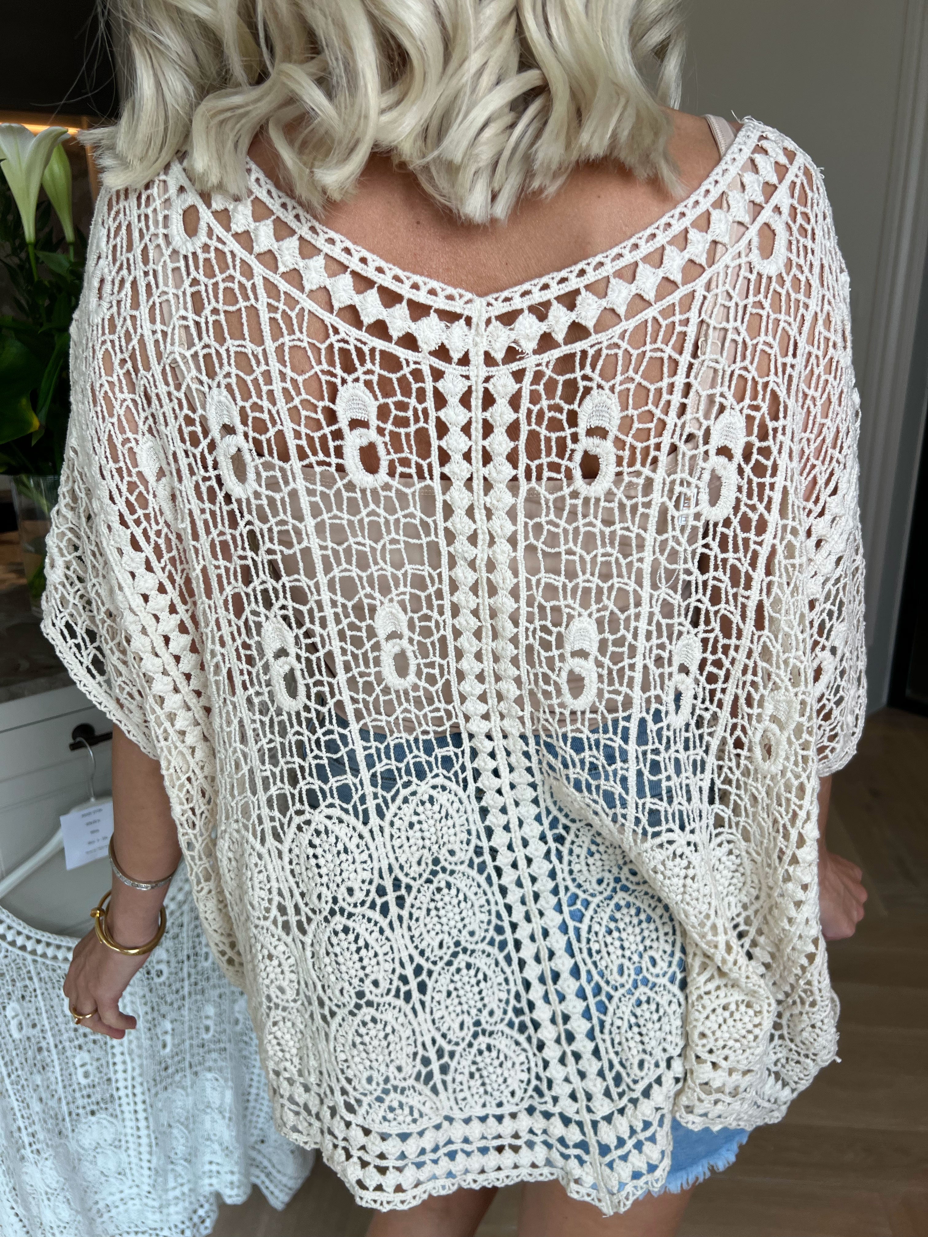 Aarohi - Lätt virkad tunika med ett elegant spetsmönster som ger en feminin och luftig look