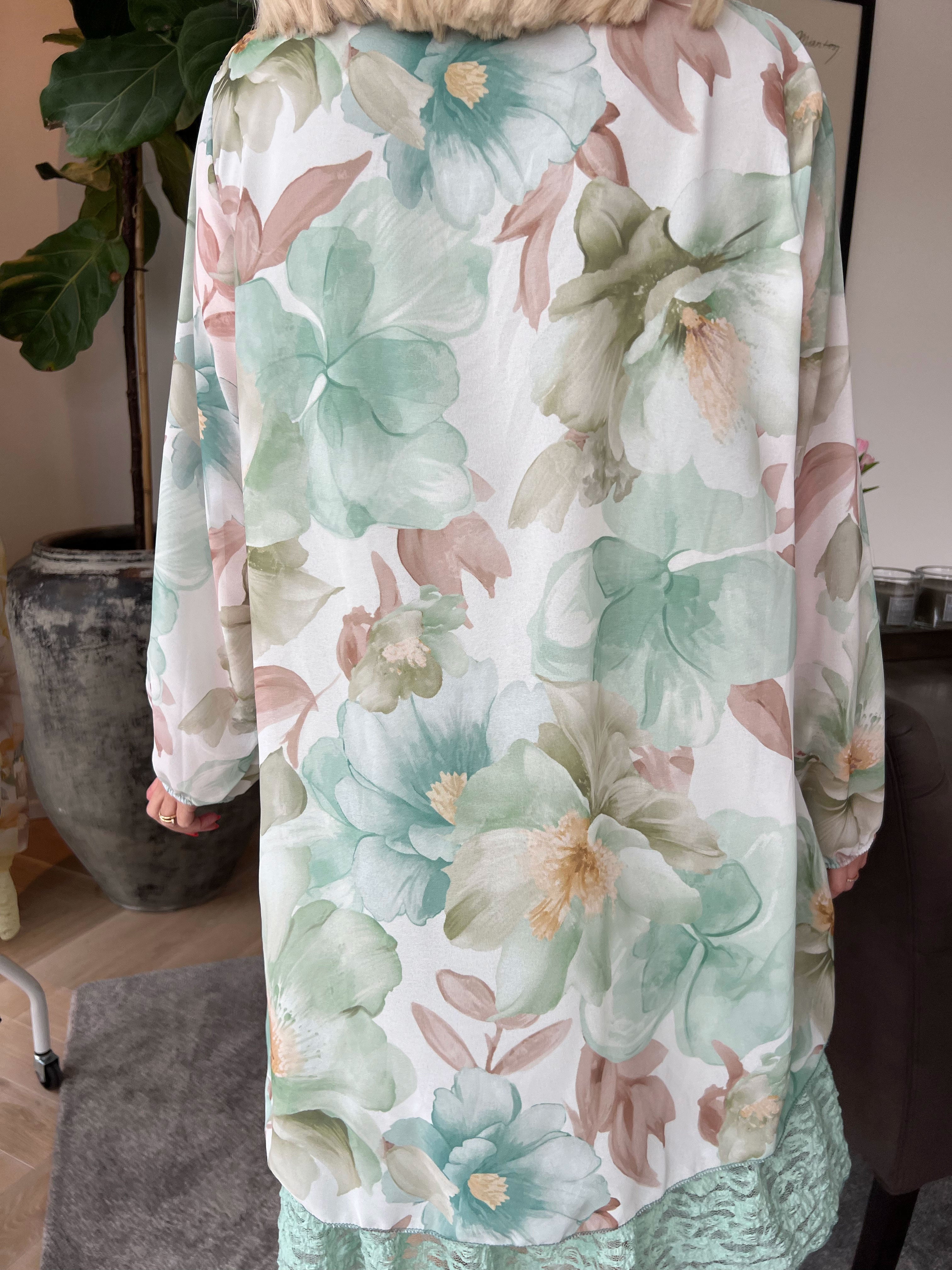 Lauren - Blommig chiffongklänning med tunika och spetskant