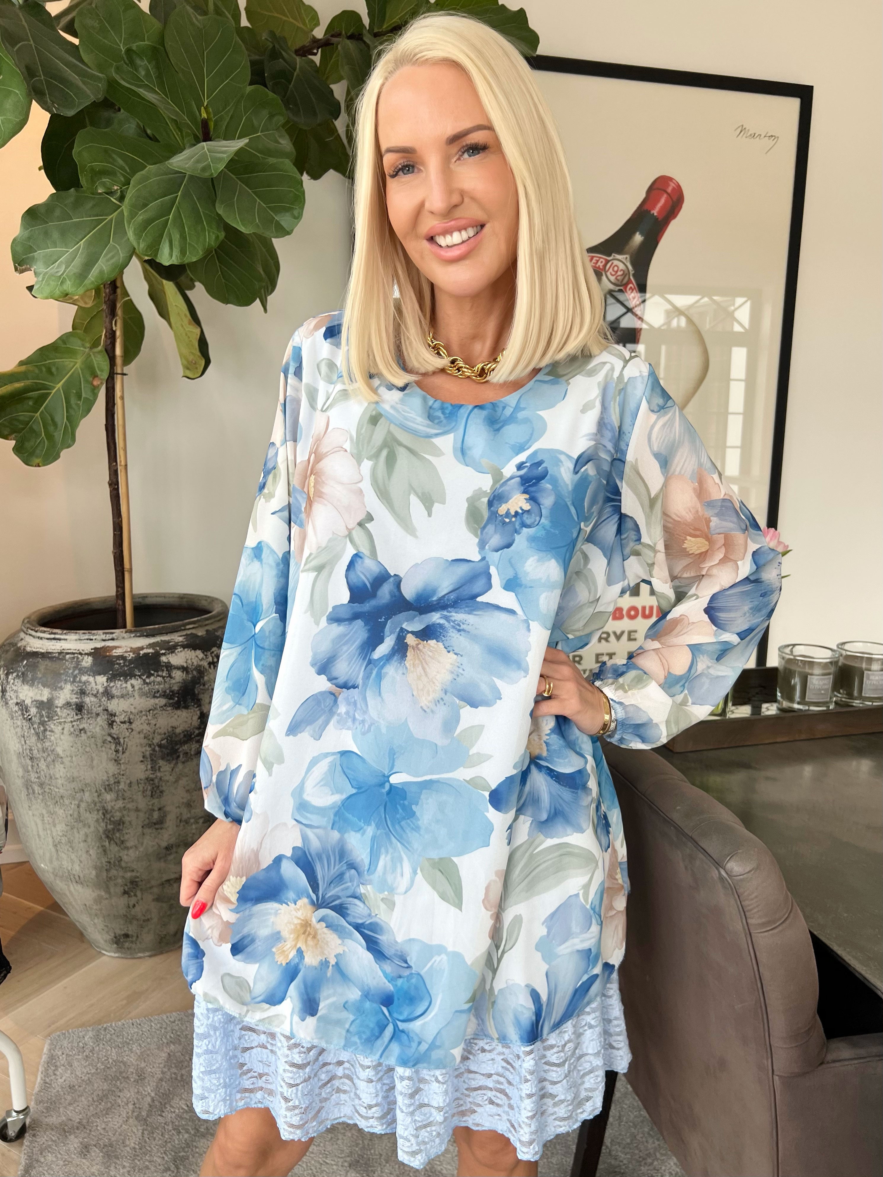 Lauren - Blommig chiffongklänning med tunika och spetskant