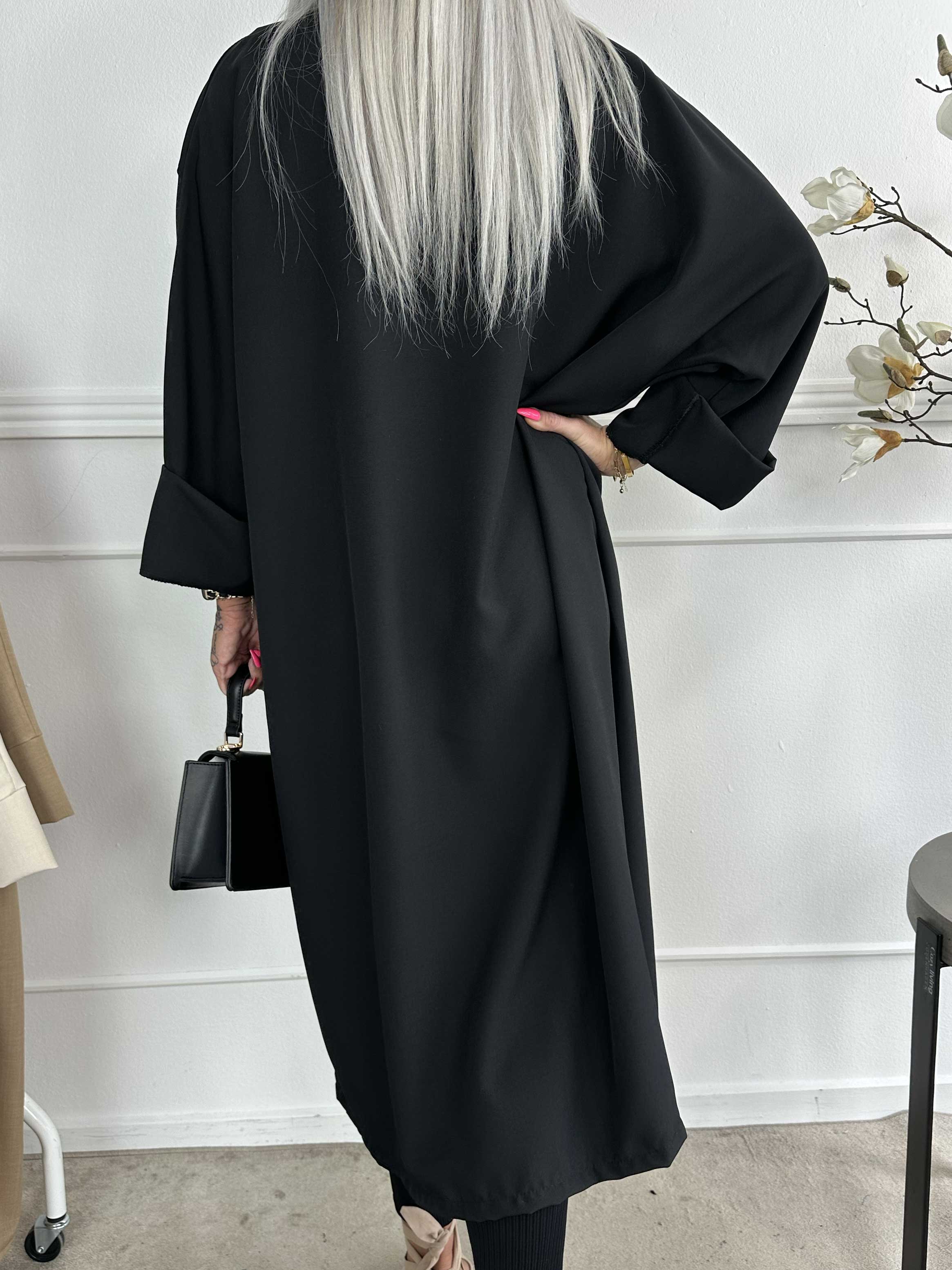 Annah Light - Oversized kappa med tydliga sömmar och fickor