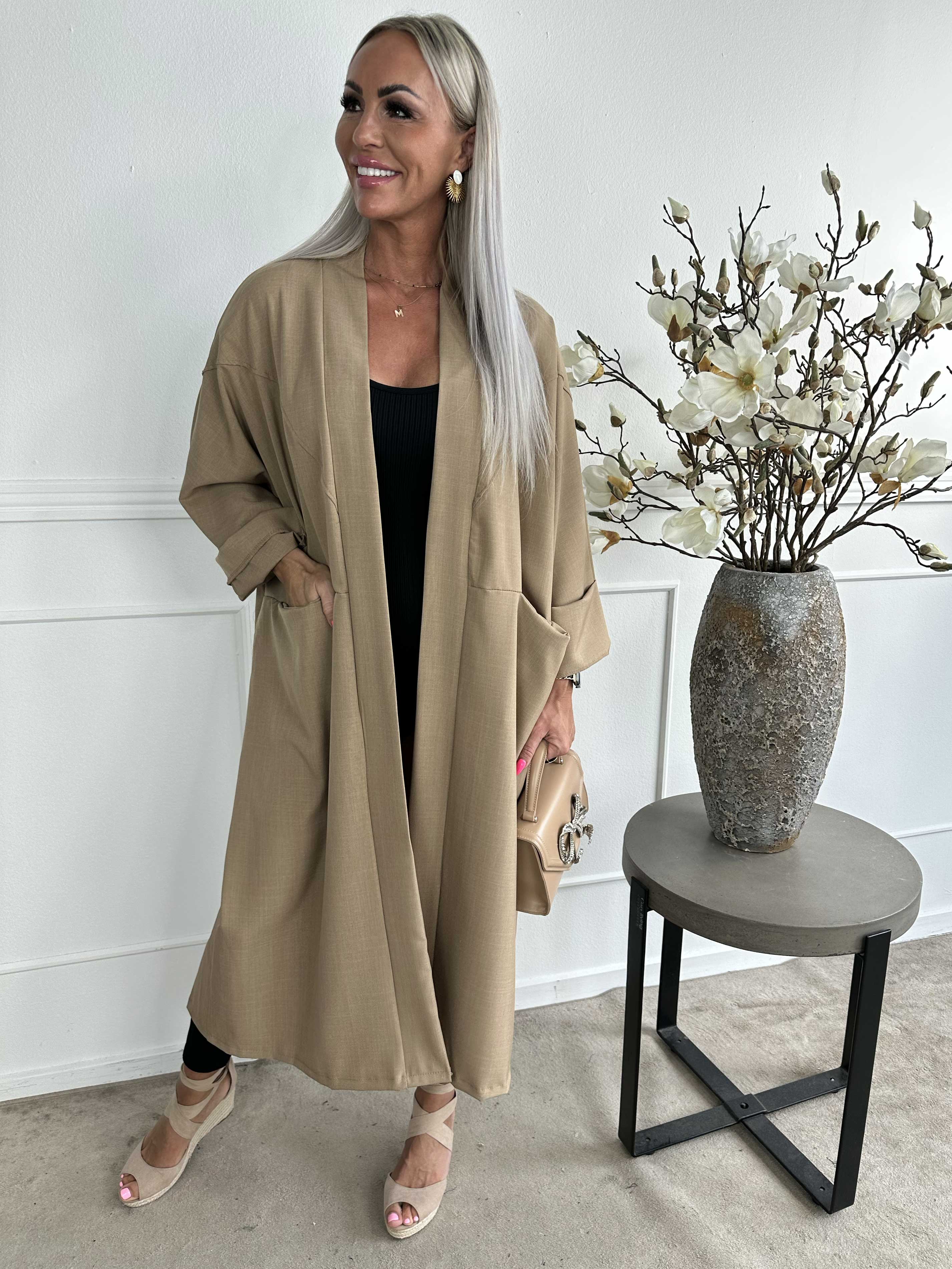 Annah Light - Oversized kappa med tydliga sömmar och fickor