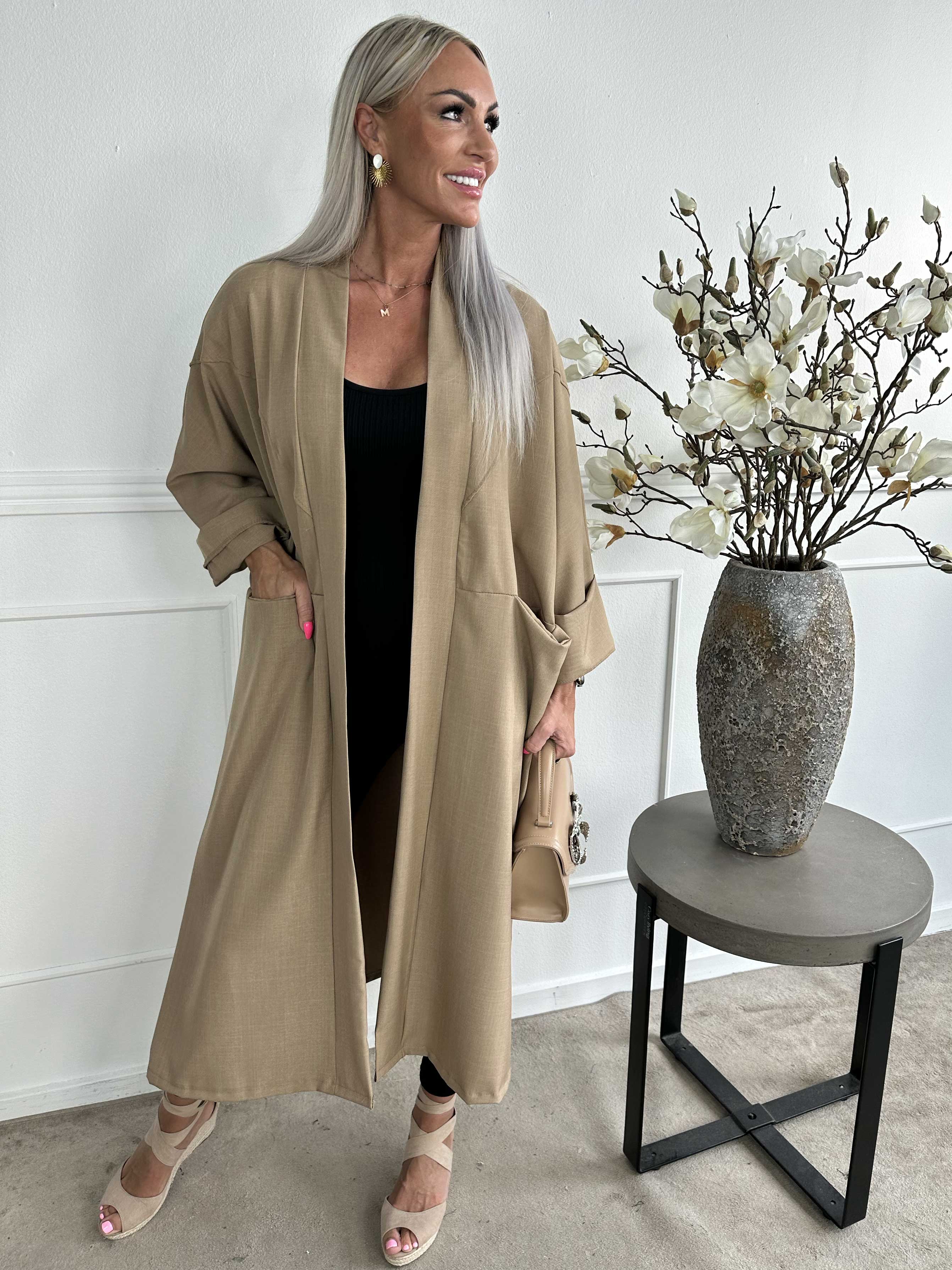 Annah Light - Oversized kappa med tydliga sömmar och fickor