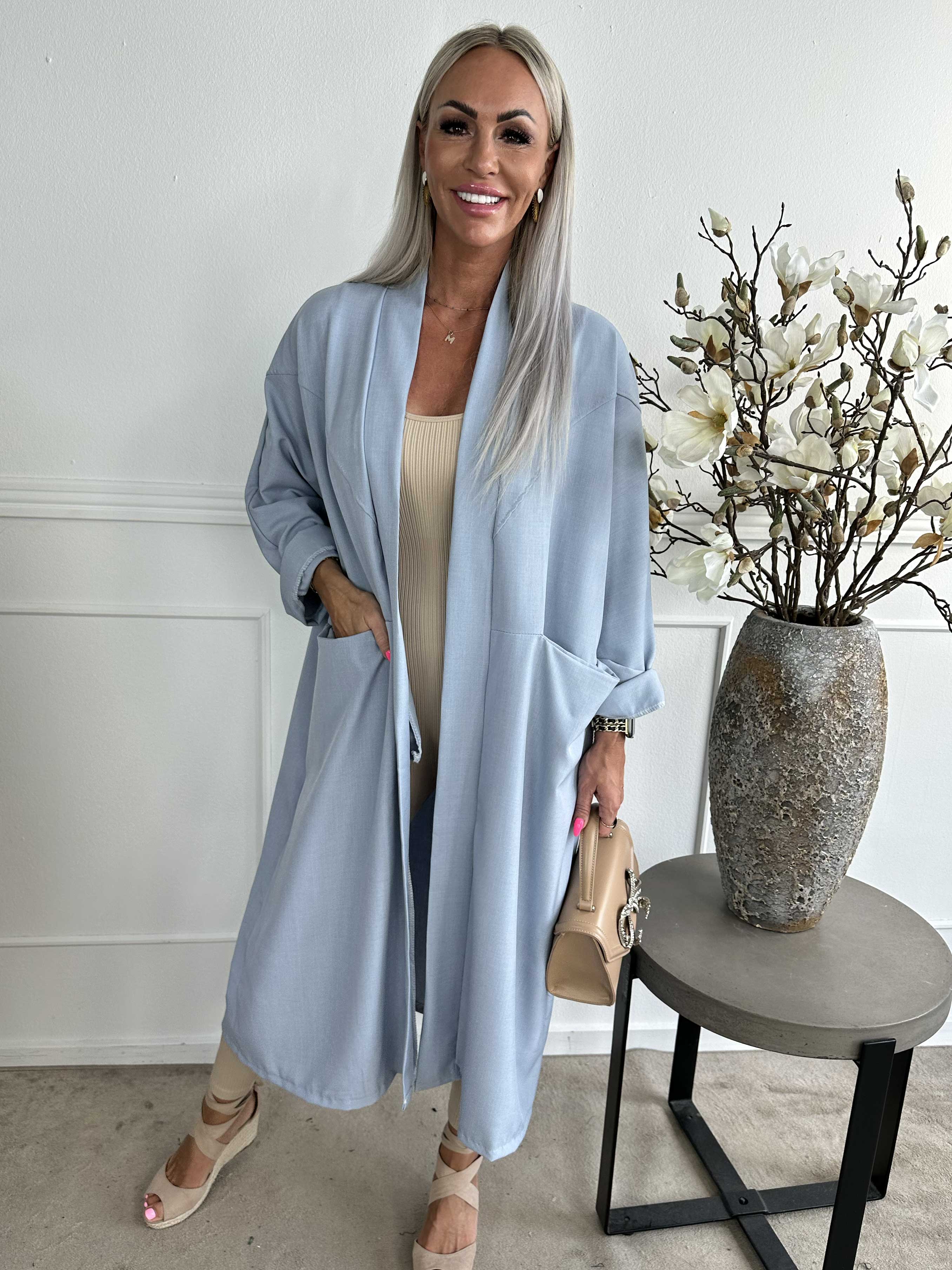 Annah Light - Oversized kappa med tydliga sömmar och fickor