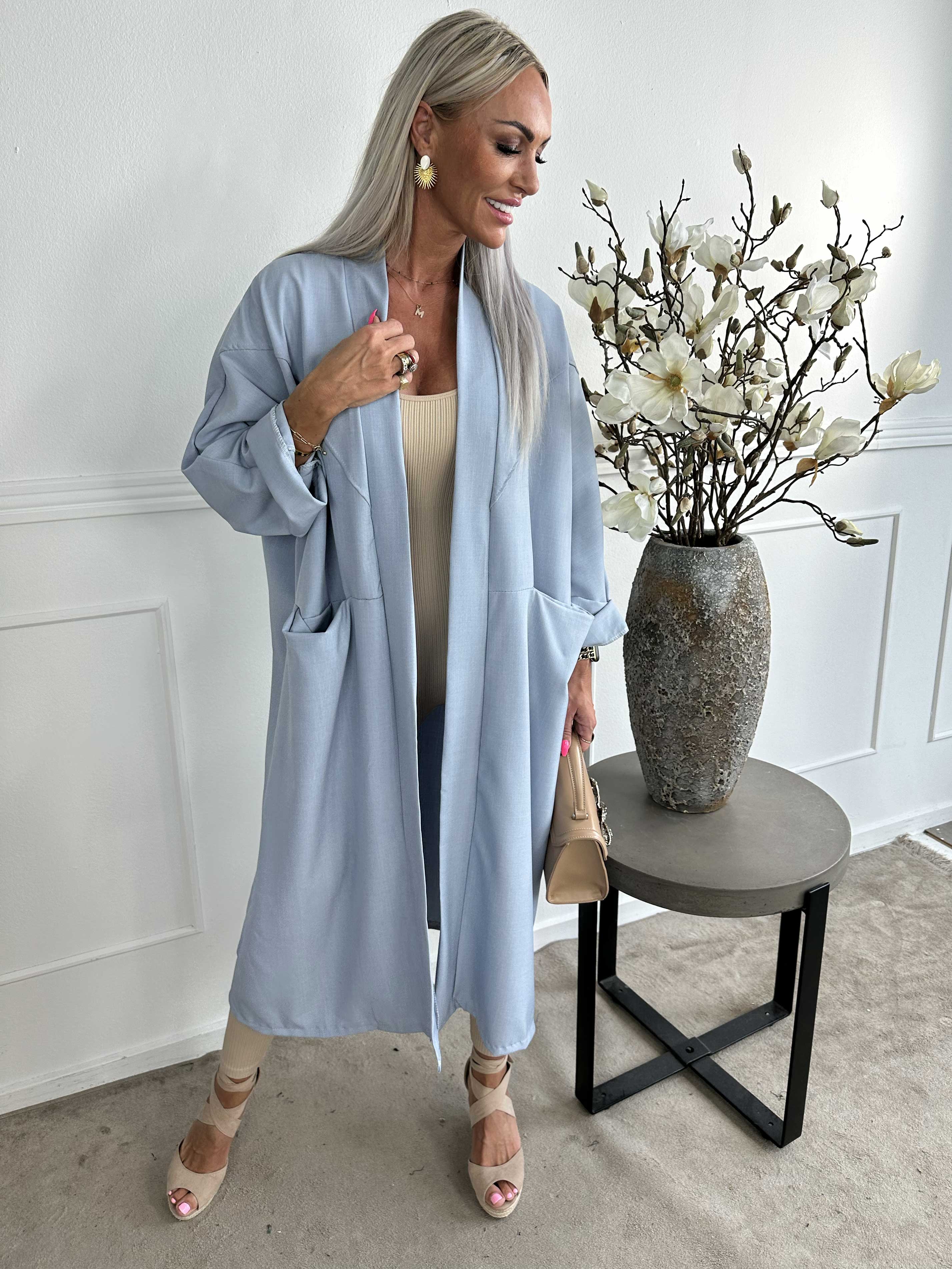 Annah Light - Oversized kappa med tydliga sömmar och fickor