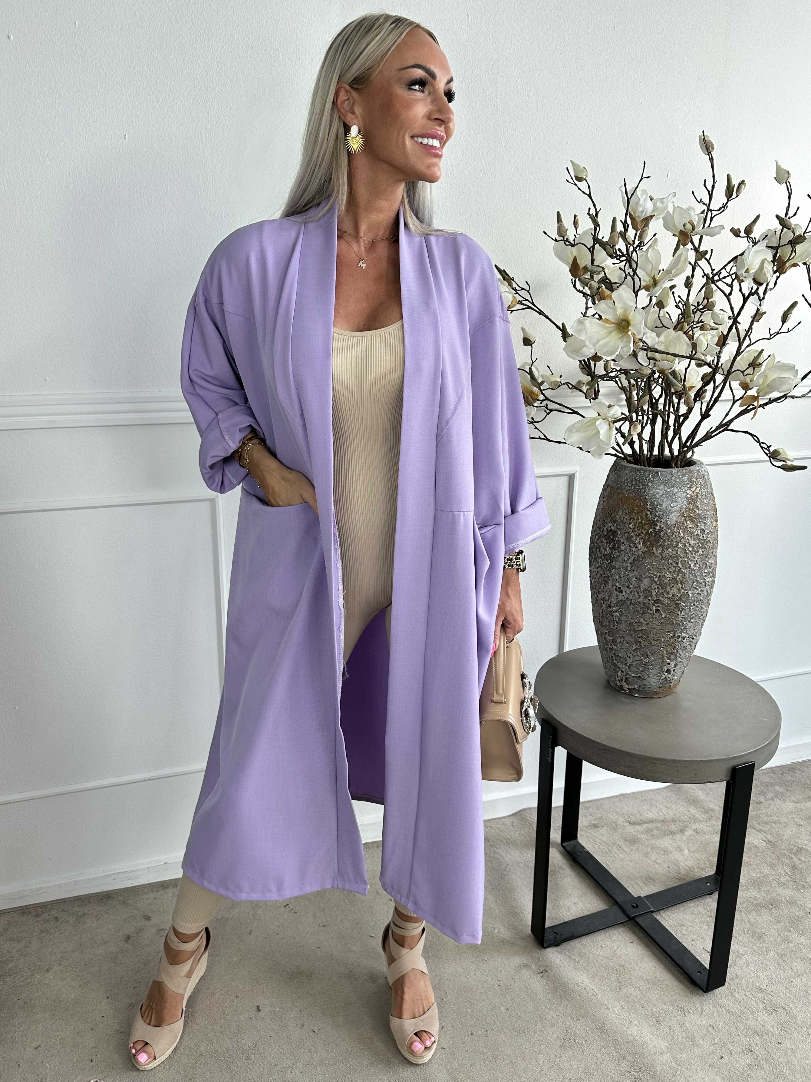 Annah Light - Oversized kappa med tydliga sömmar och fickor