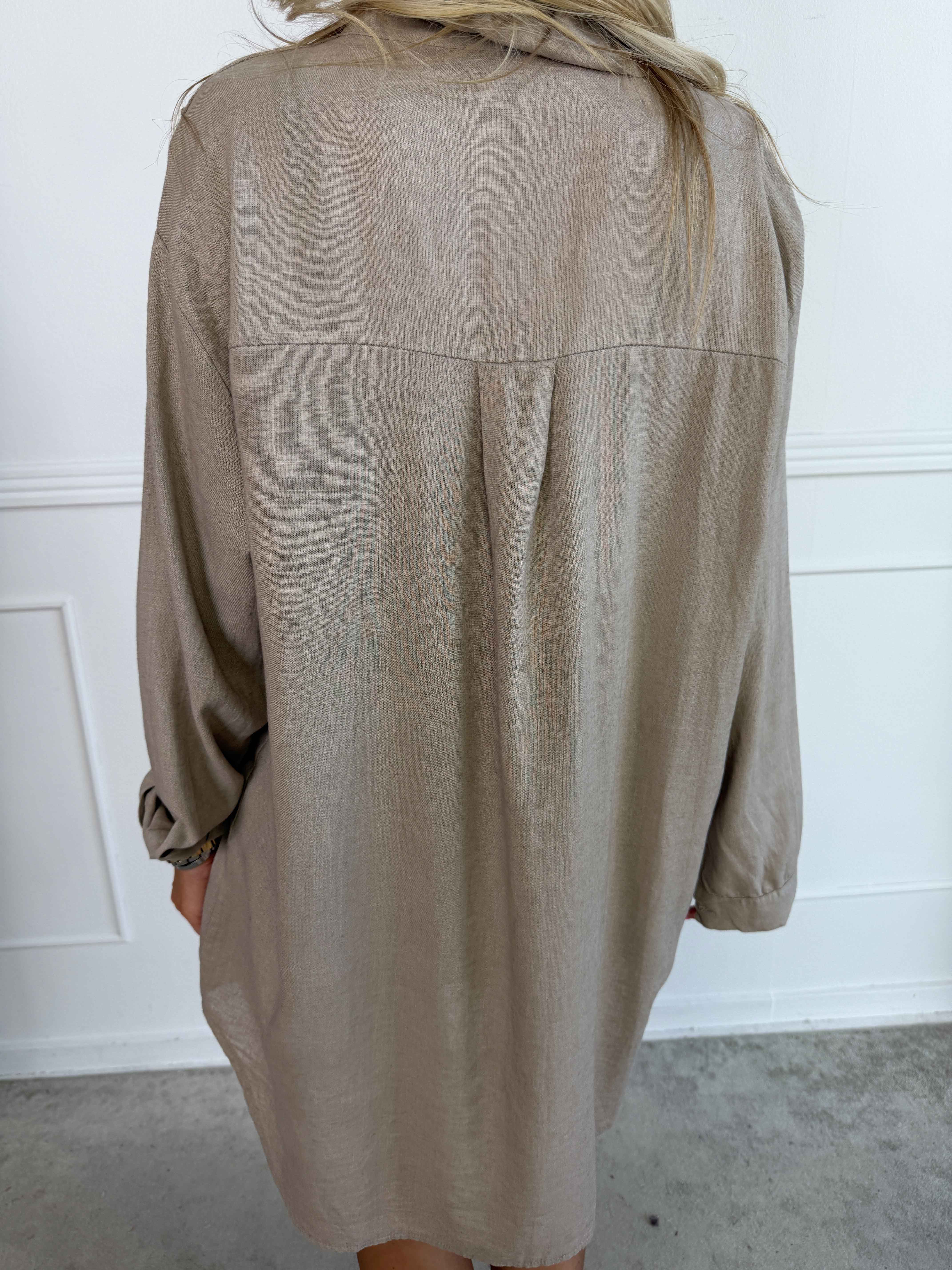 Clara Dress - Plus size skjortekjole i viskose og hør