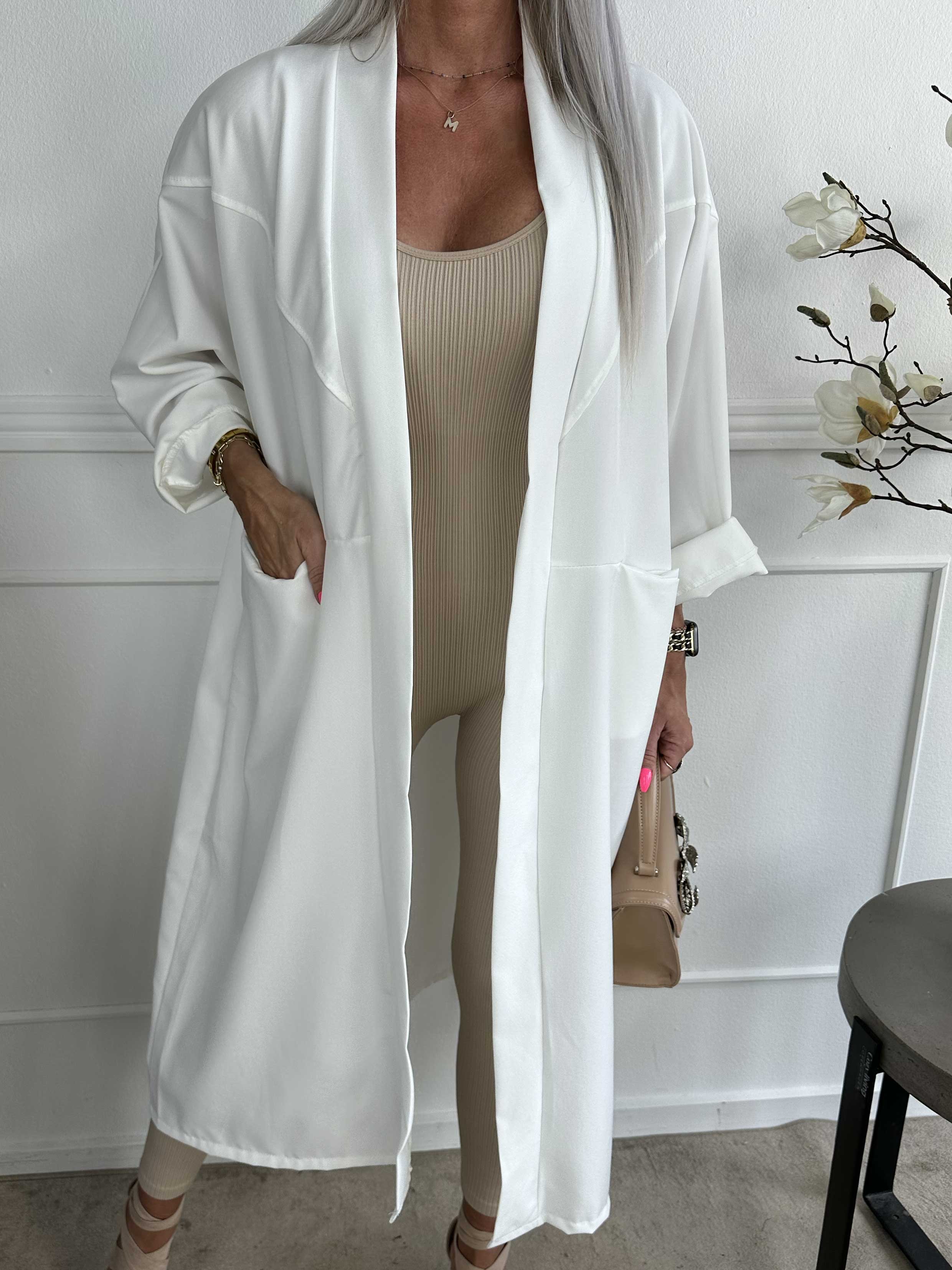 Annah Light - Oversized kappa med tydliga sömmar och fickor