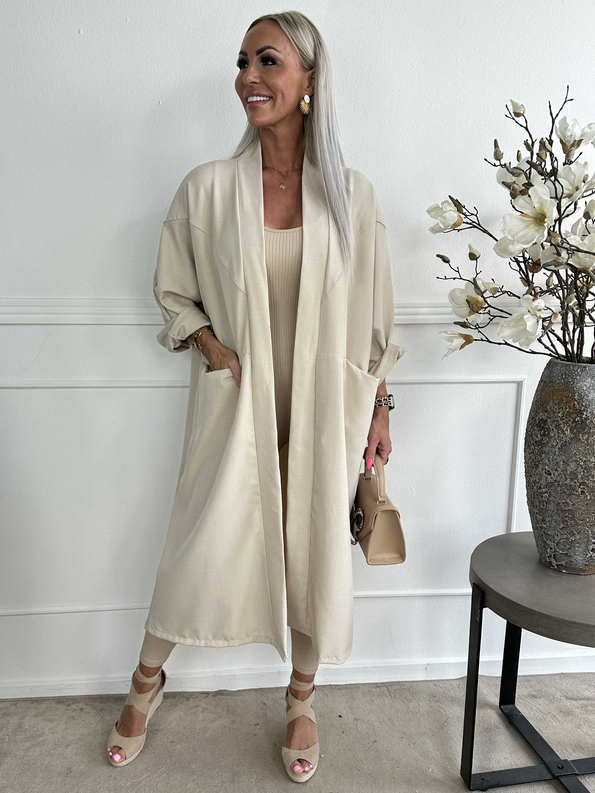 Annah Light - Oversized kappa med tydliga sömmar och fickor