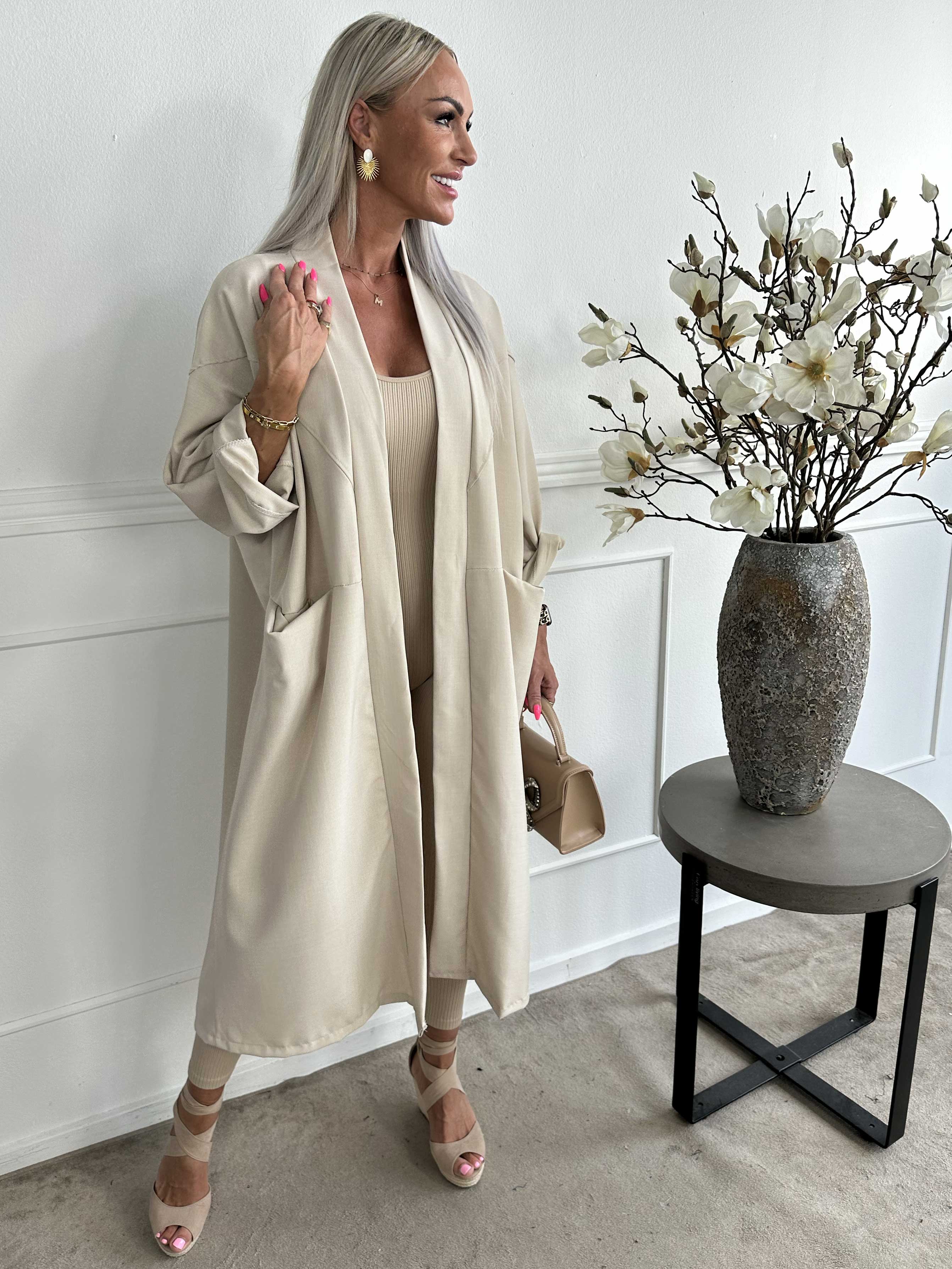 Annah Light - Oversized kappa med tydliga sömmar och fickor