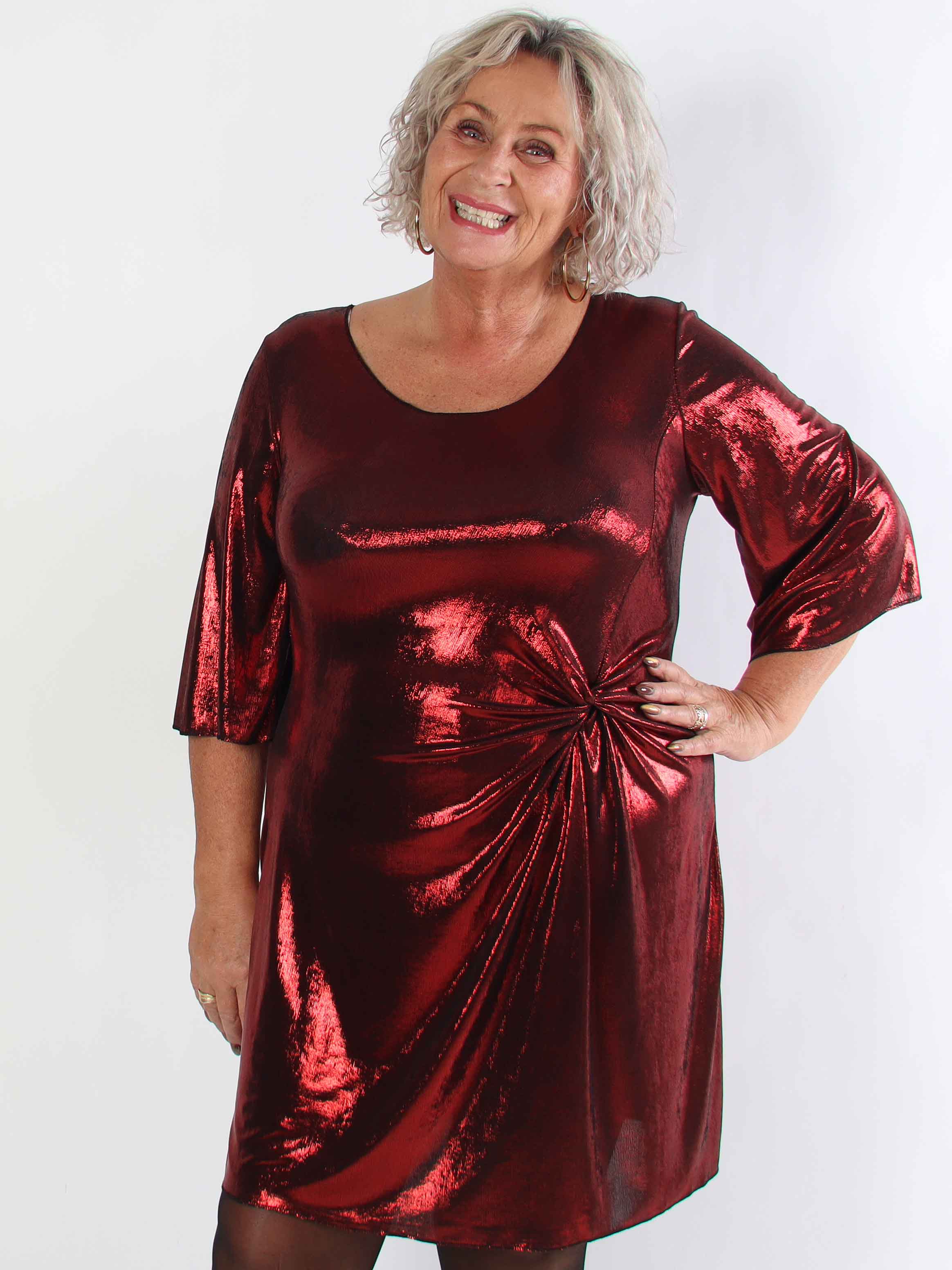 Roxy - Plus size klänning i glansigt material med elegant knutdetalj