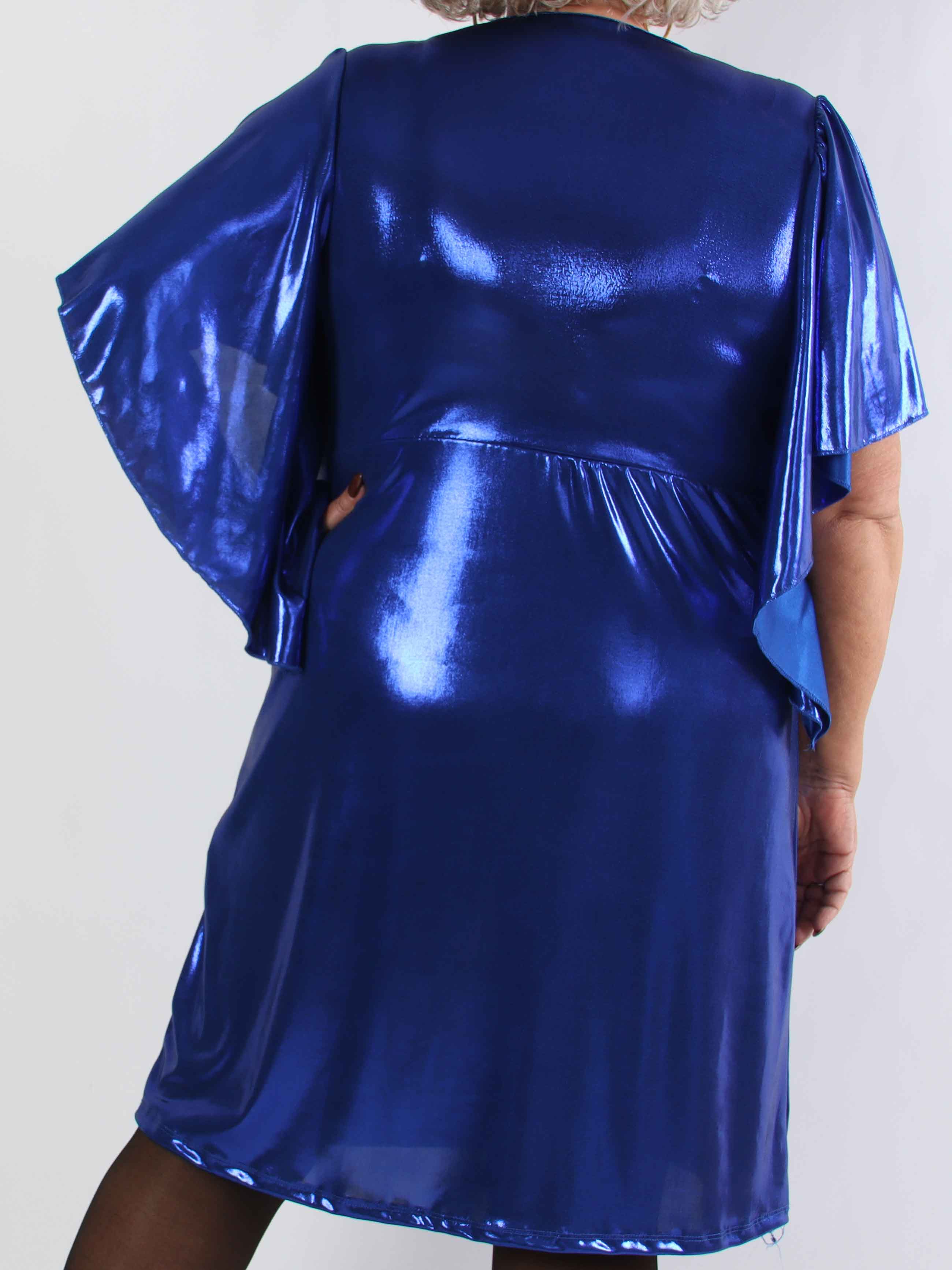 Safi - Elegant plus size klänning i glansigt material med söta ärmar