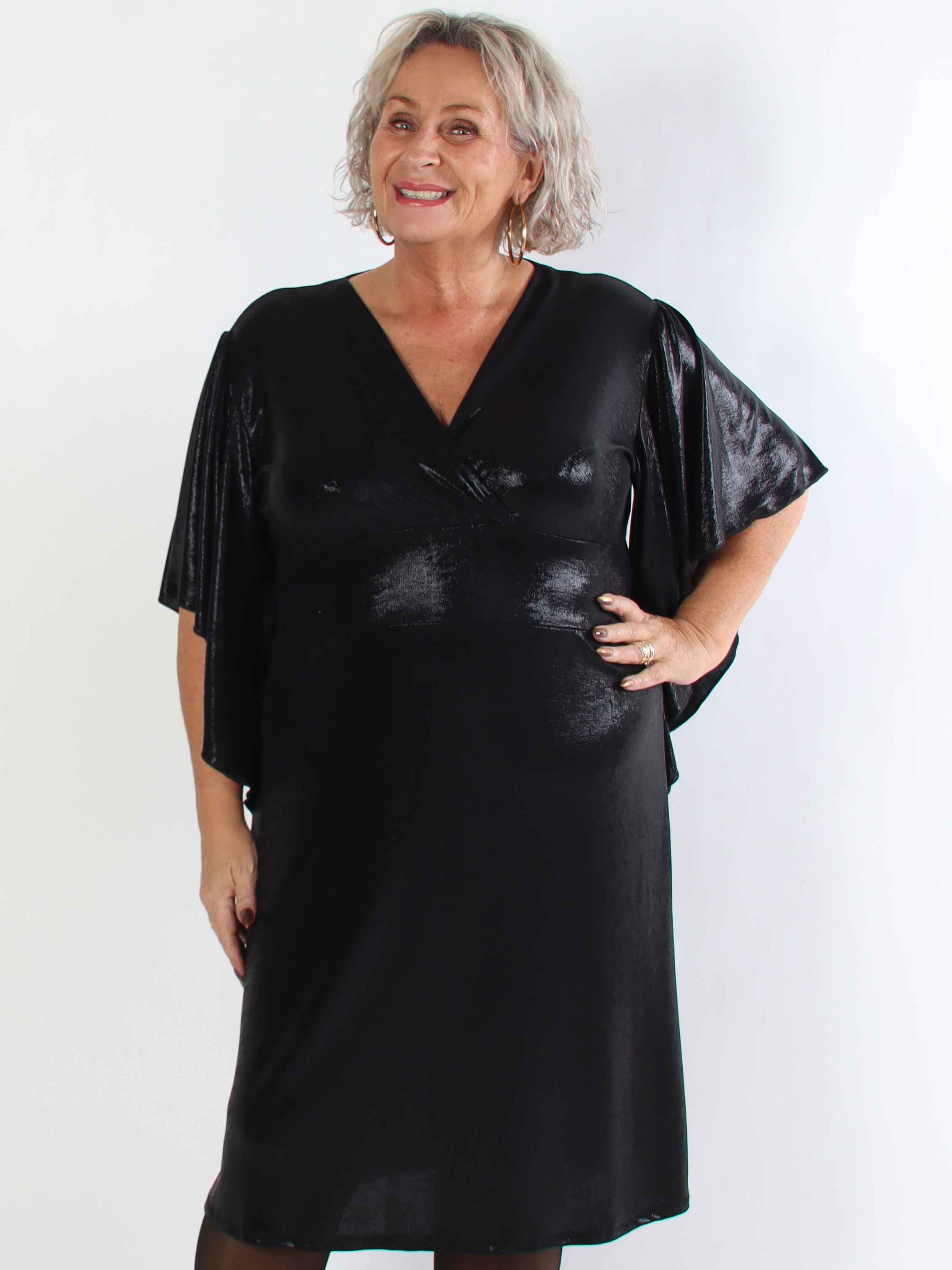 Safi - Elegant plus size klänning i glansigt material med söta ärmar