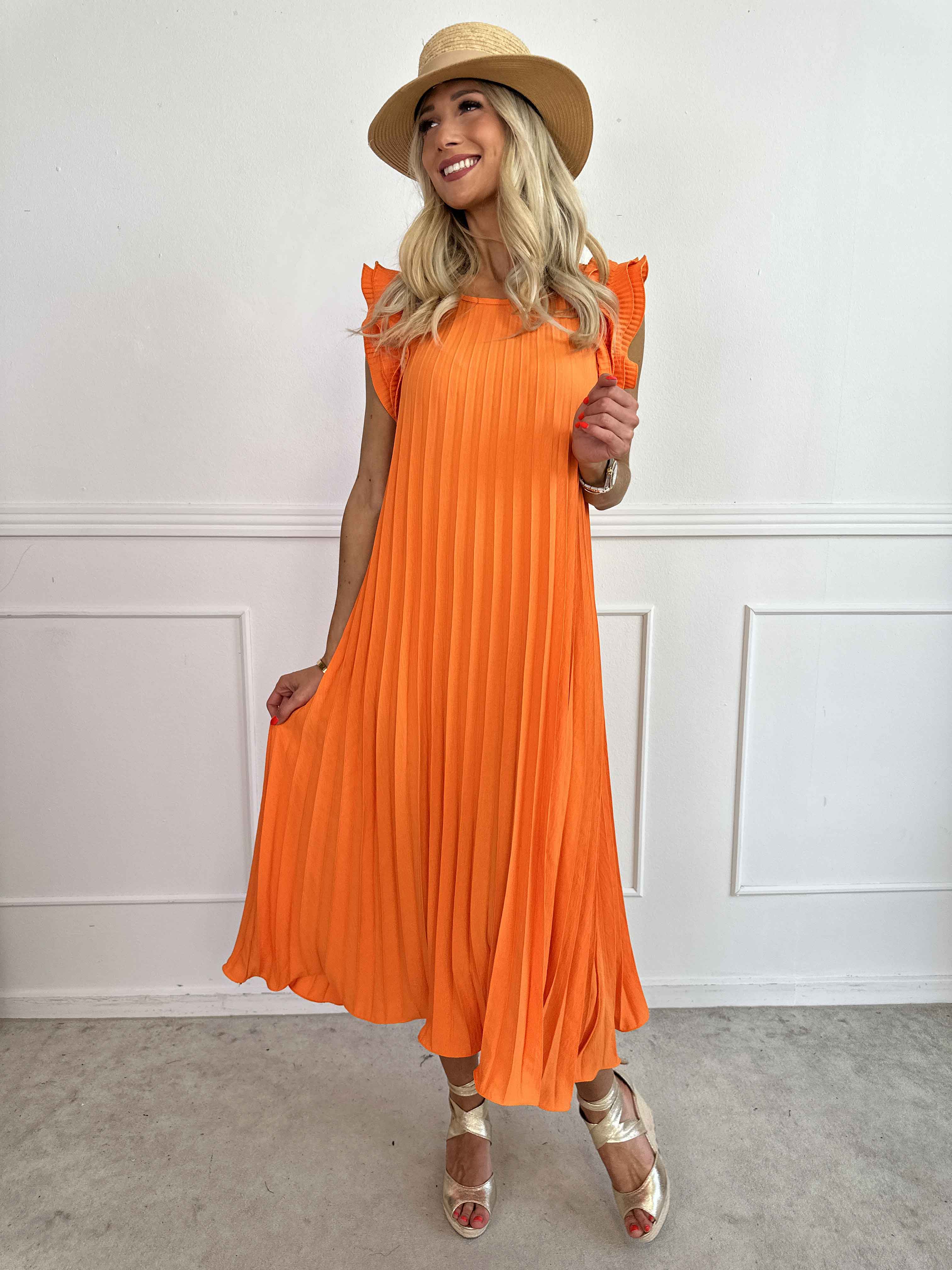 Zlata - Lång plisserad klänning med söta volangärmar