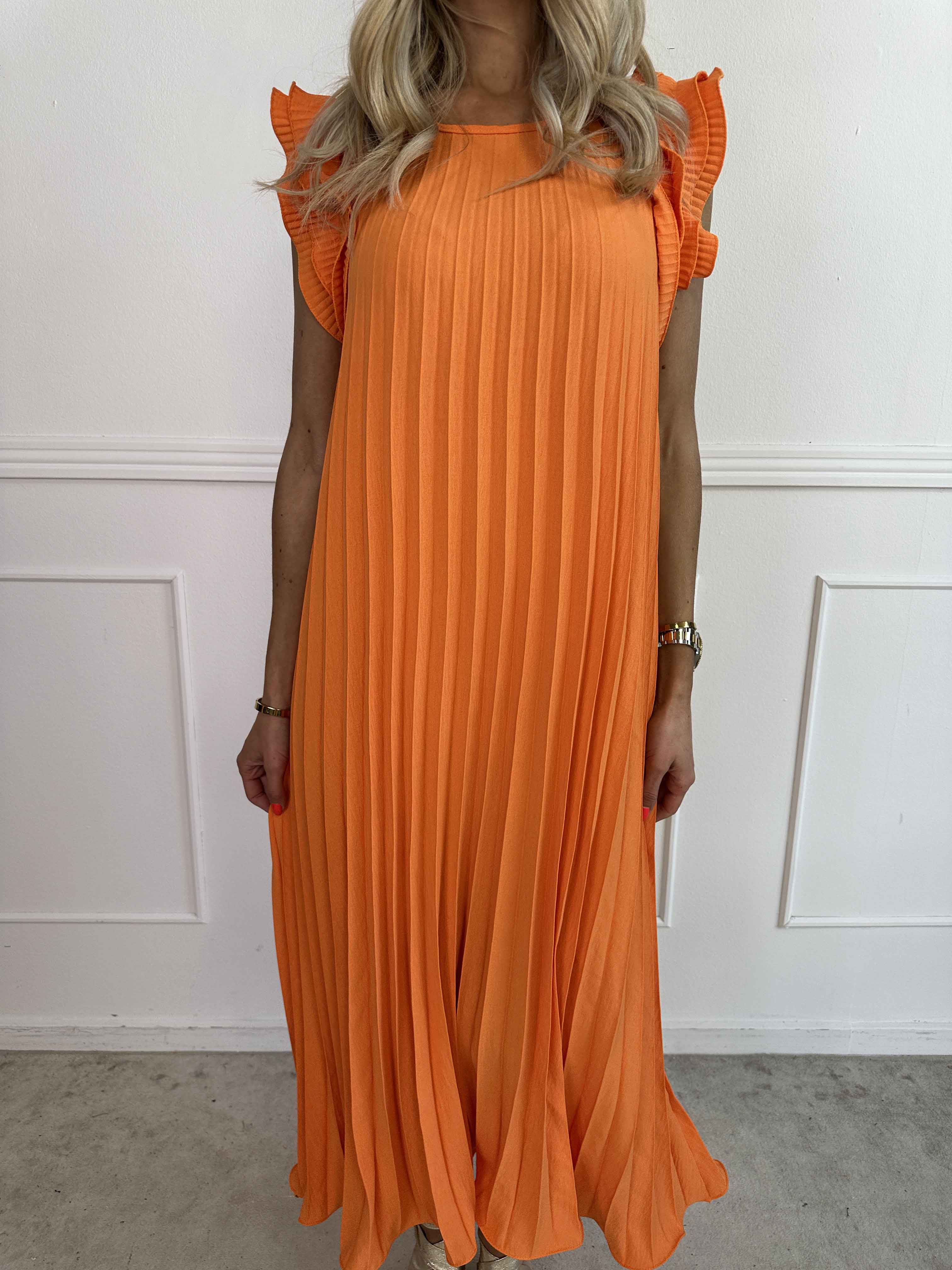 Zlata - Lång plisserad klänning med söta volangärmar