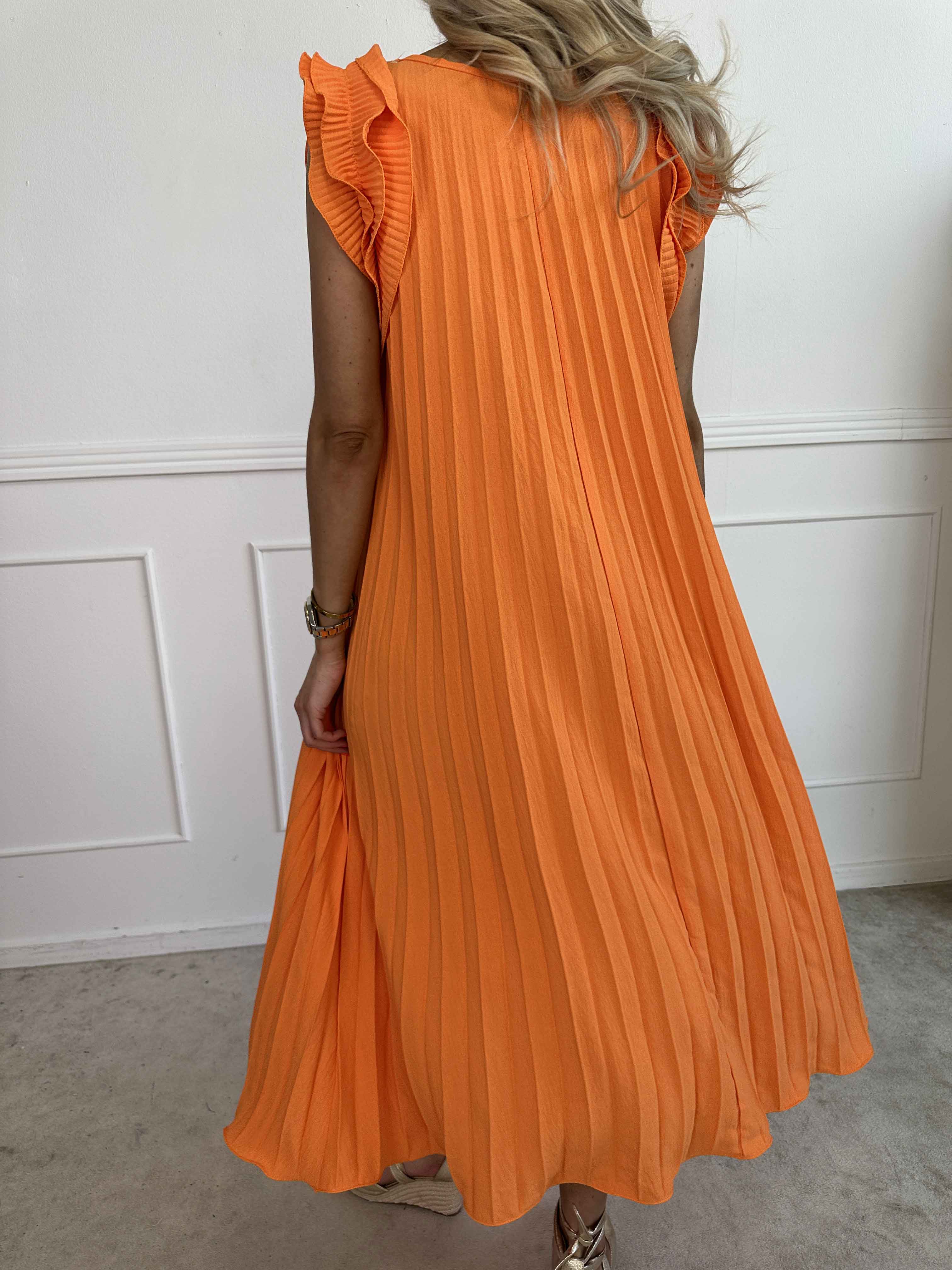 Zlata - Lång plisserad klänning med söta volangärmar