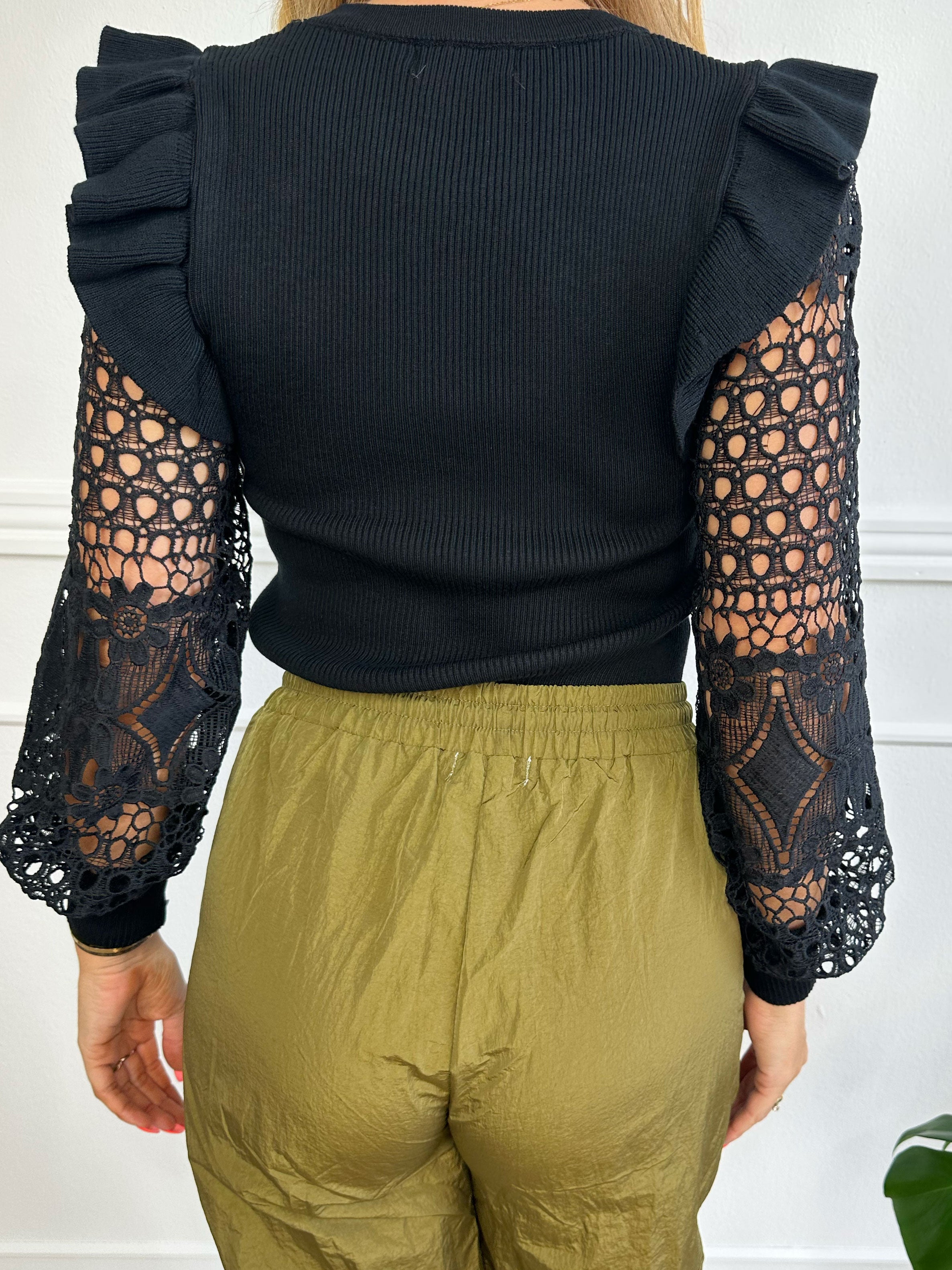 Diamond - Stickad blus med broderade ärmar och volangdetaljer