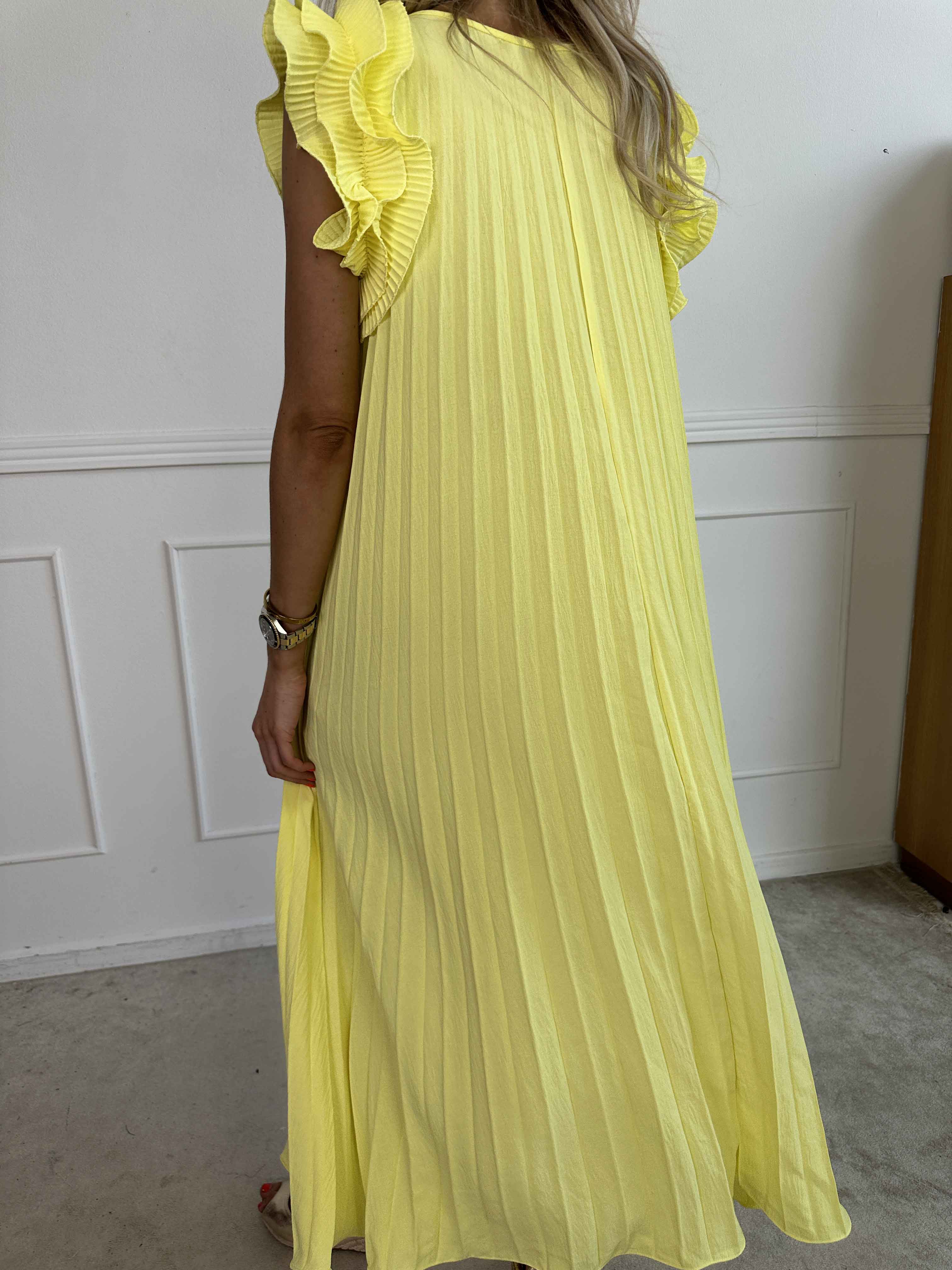 Zlata - Lång plisserad klänning med söta volangärmar