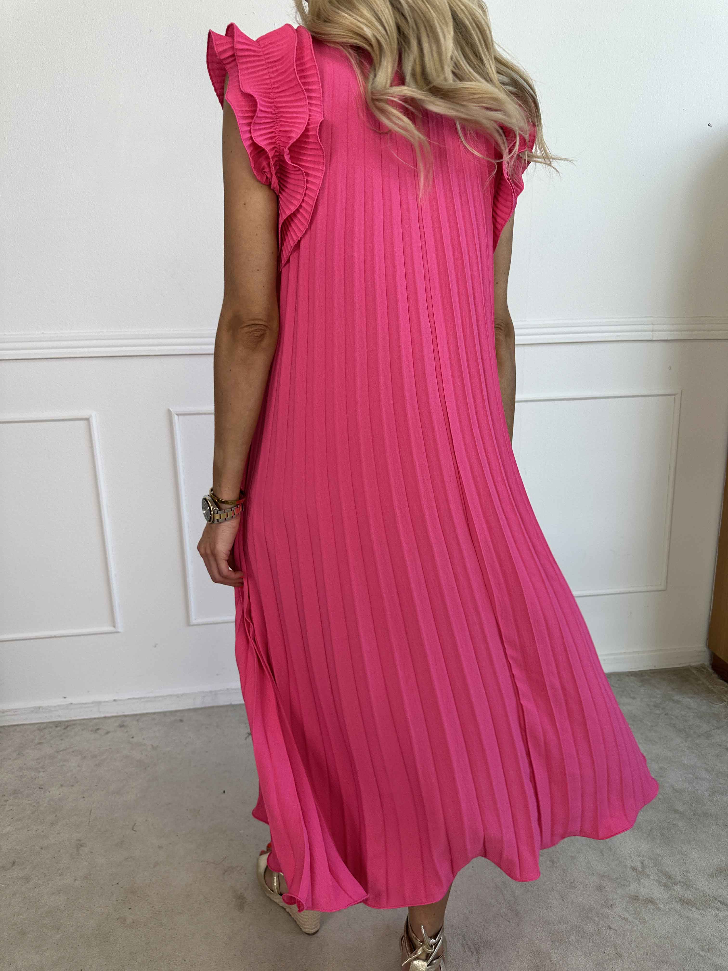 Zlata - Lång plisserad klänning med söta volangärmar