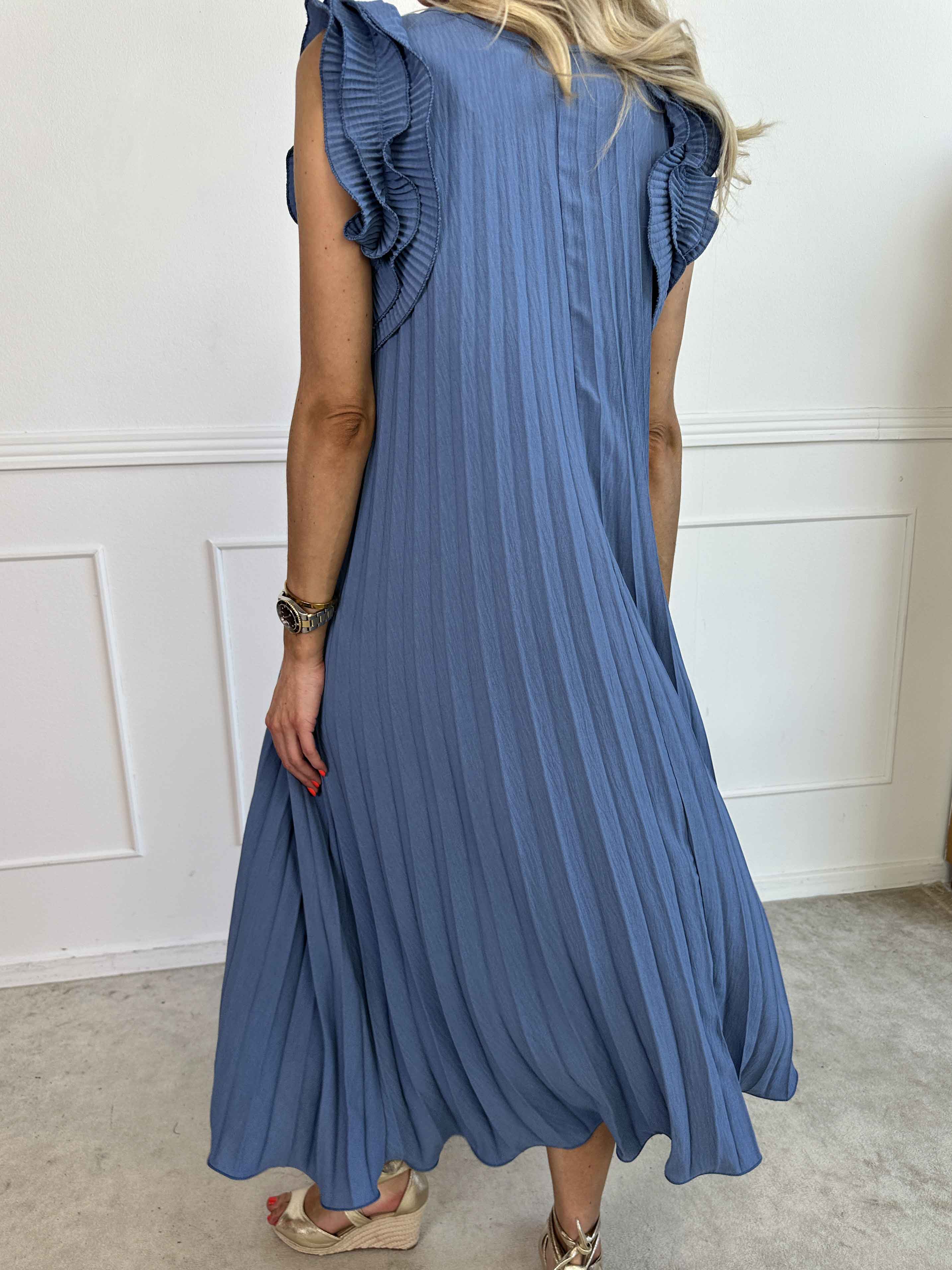 Zlata - Lång plisserad klänning med söta volangärmar