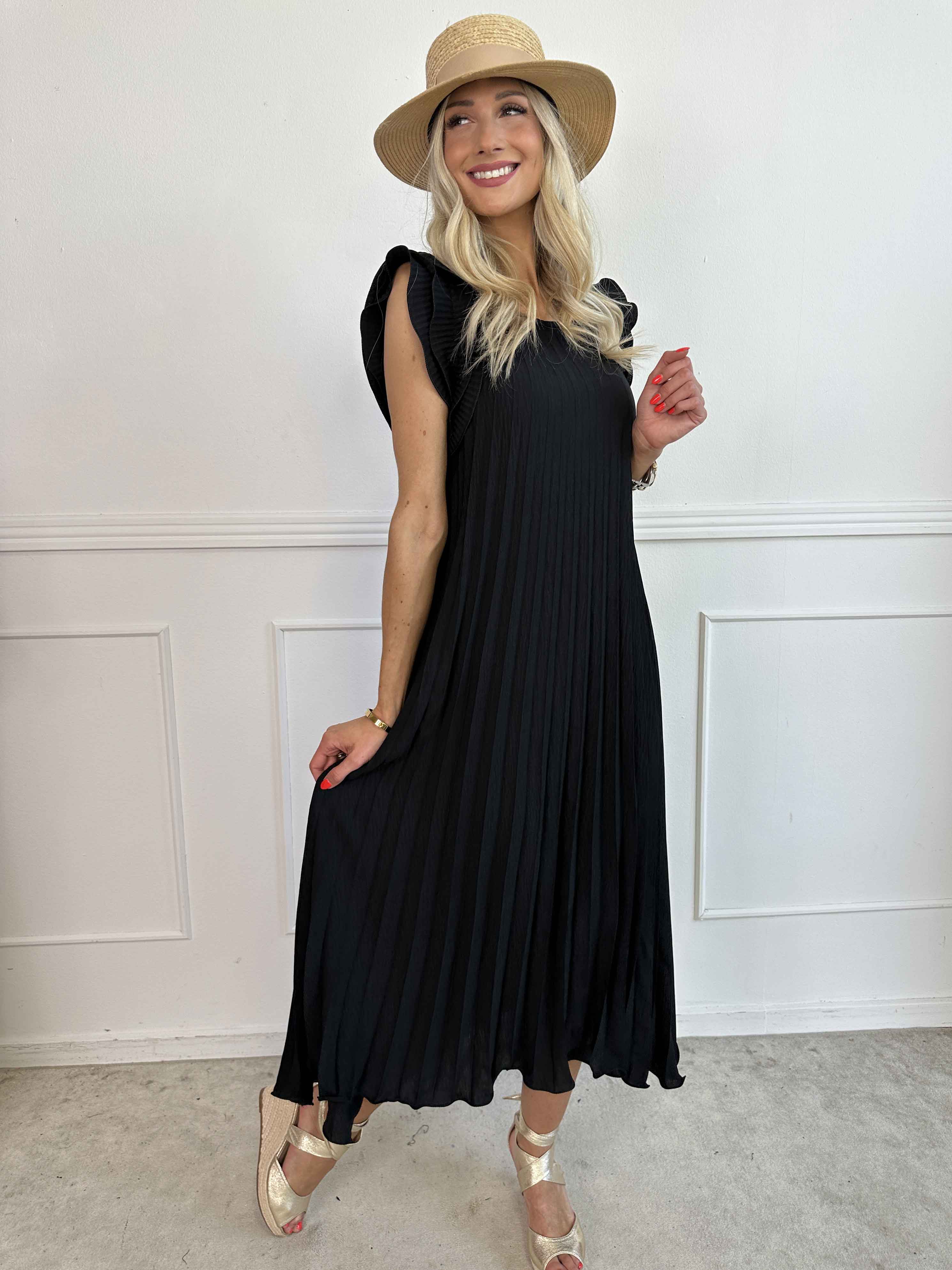 Zlata - Lång plisserad klänning med söta volangärmar