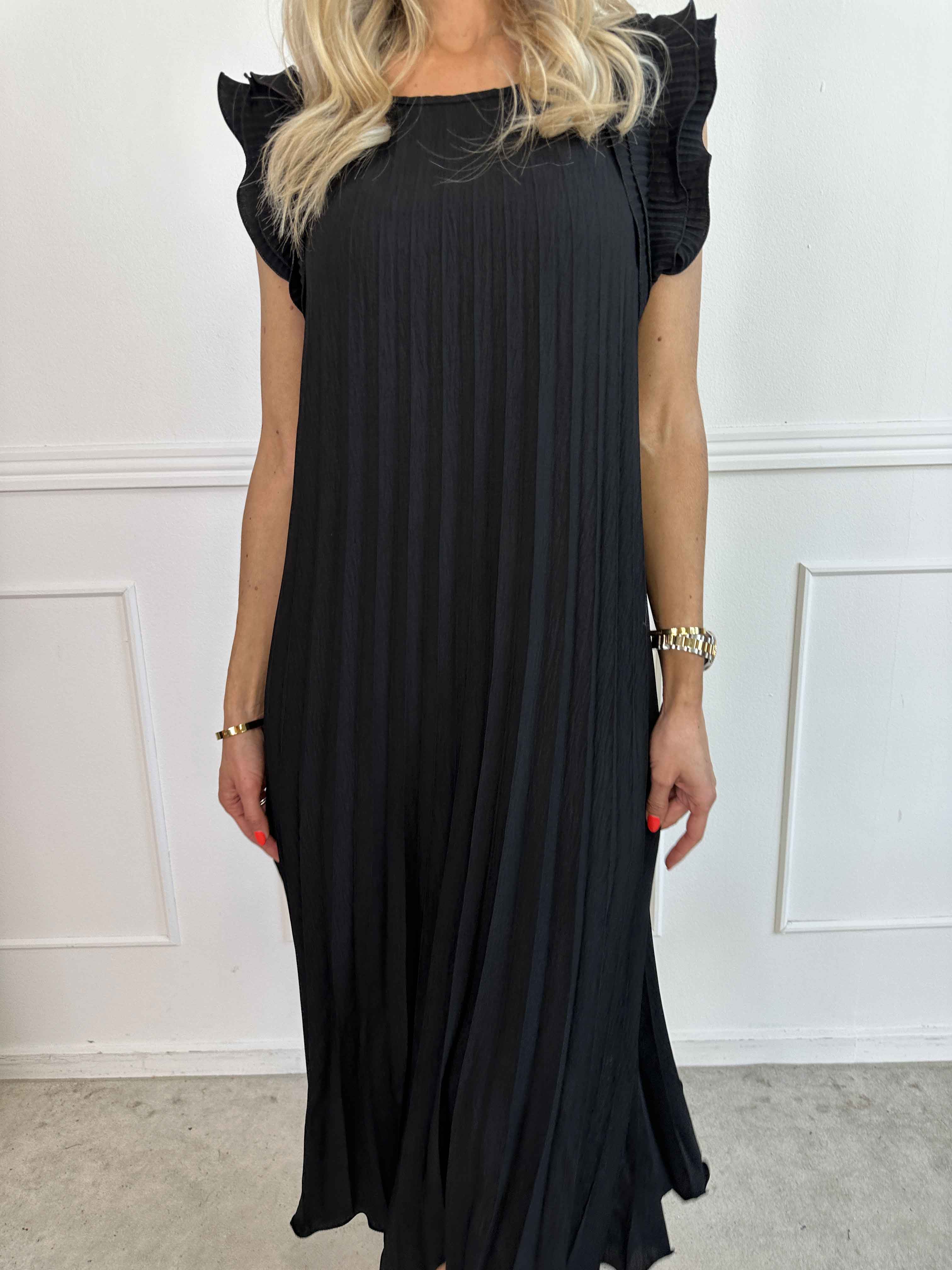 Zlata - Lång plisserad klänning med söta volangärmar