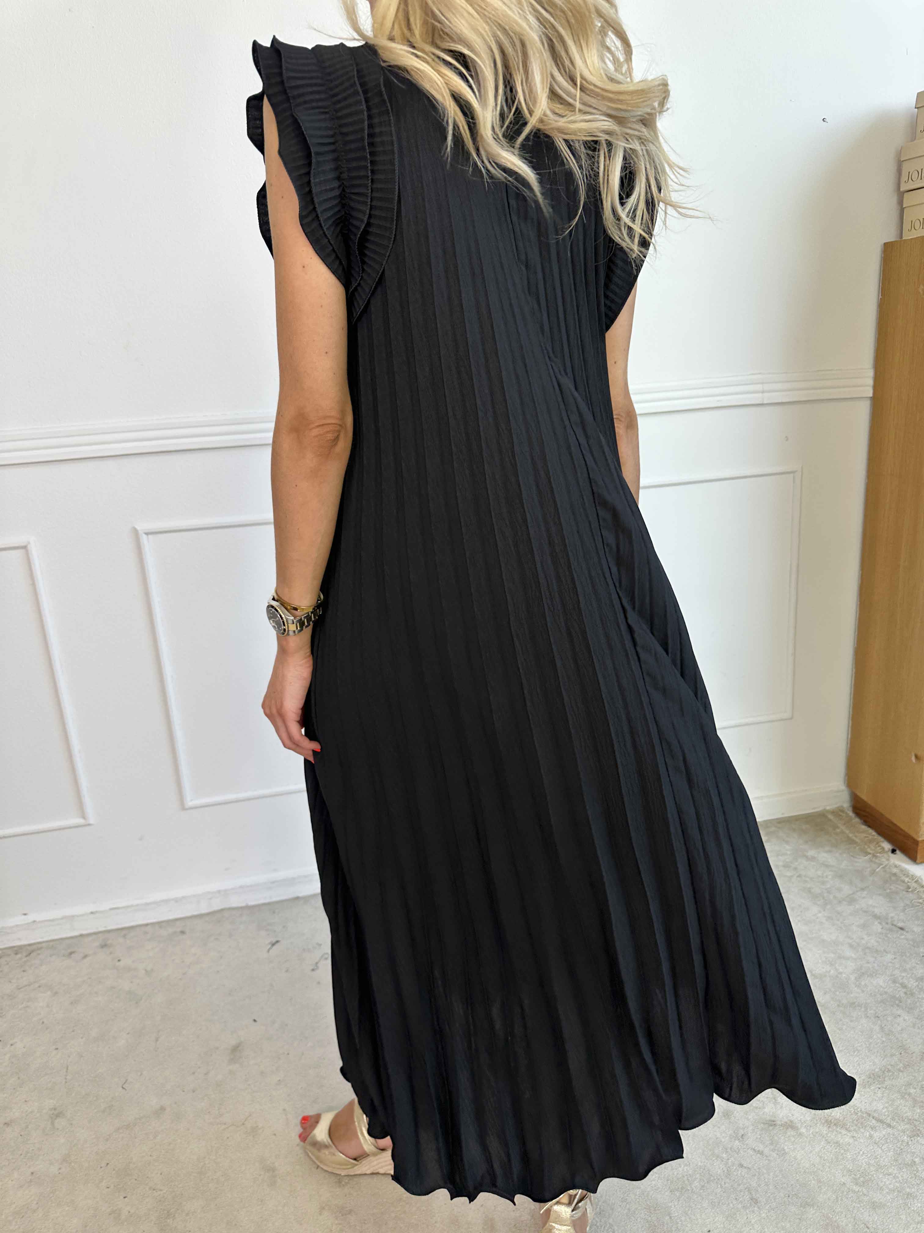 Zlata - Lång plisserad klänning med söta volangärmar