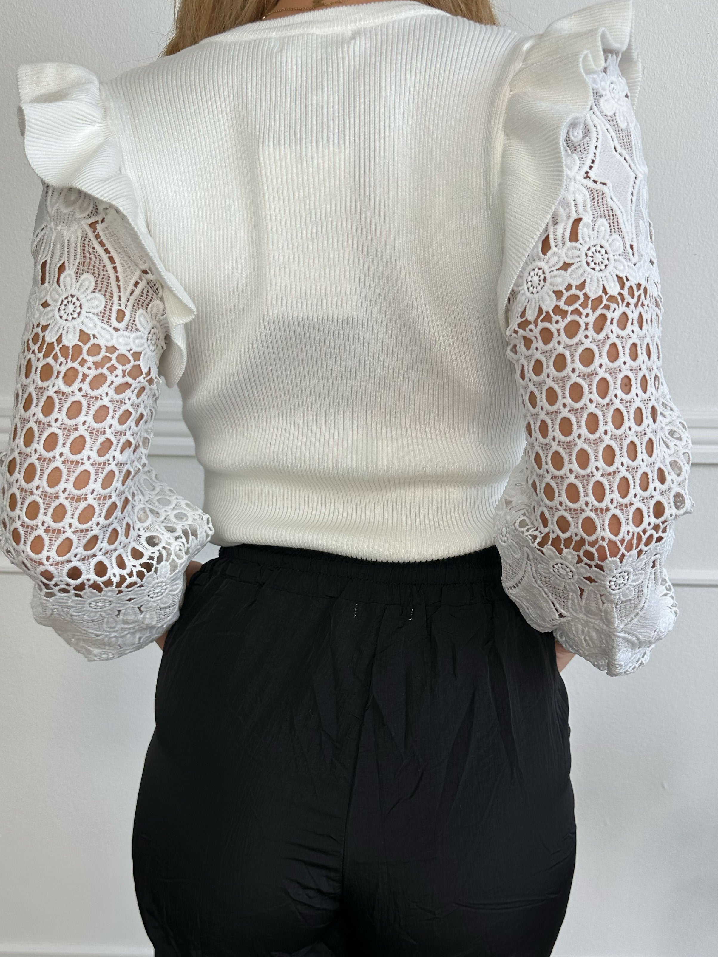 Diamond - Stickad blus med broderade ärmar och volangdetaljer