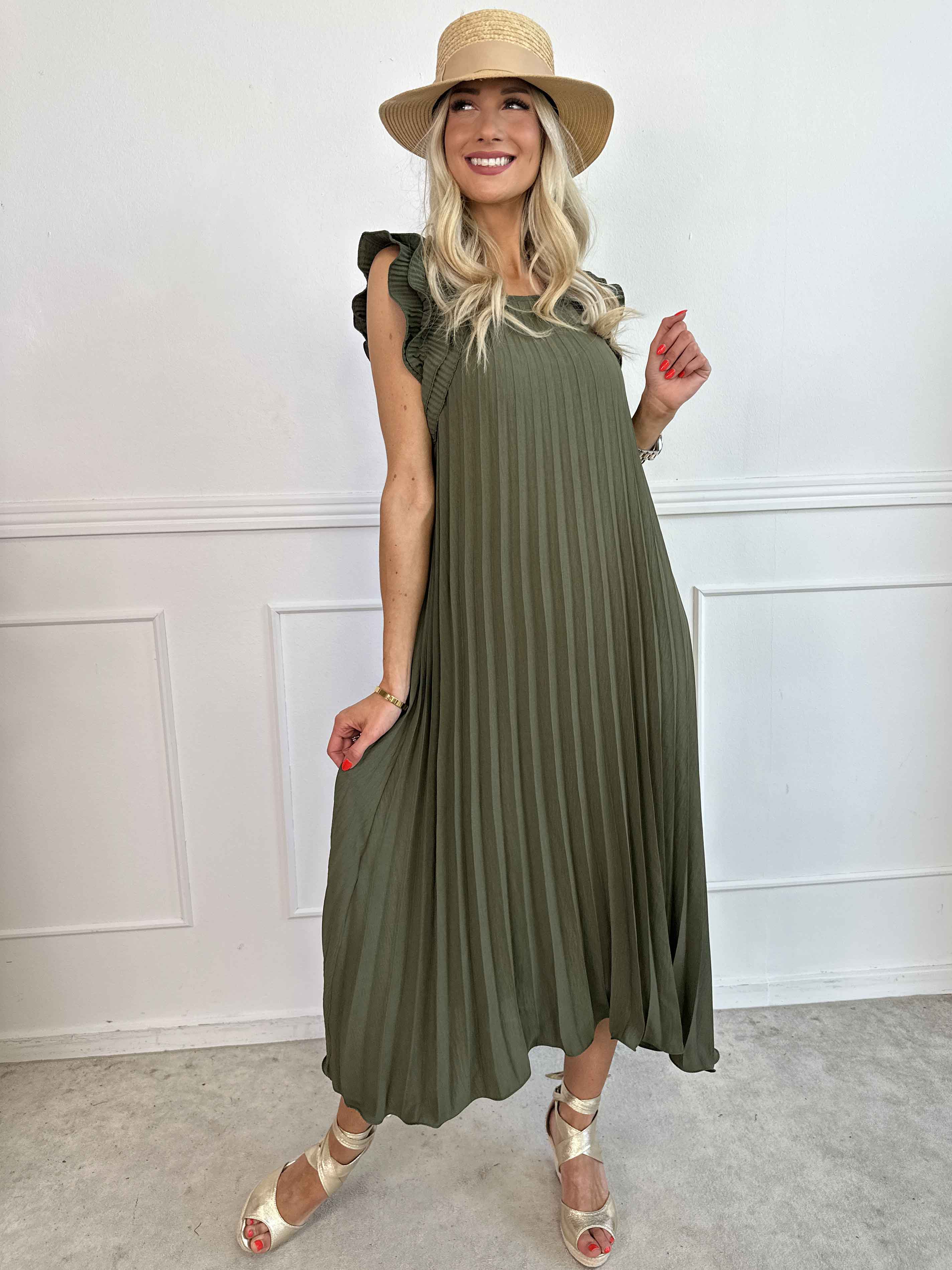 Zlata - Lång plisserad klänning med söta volangärmar