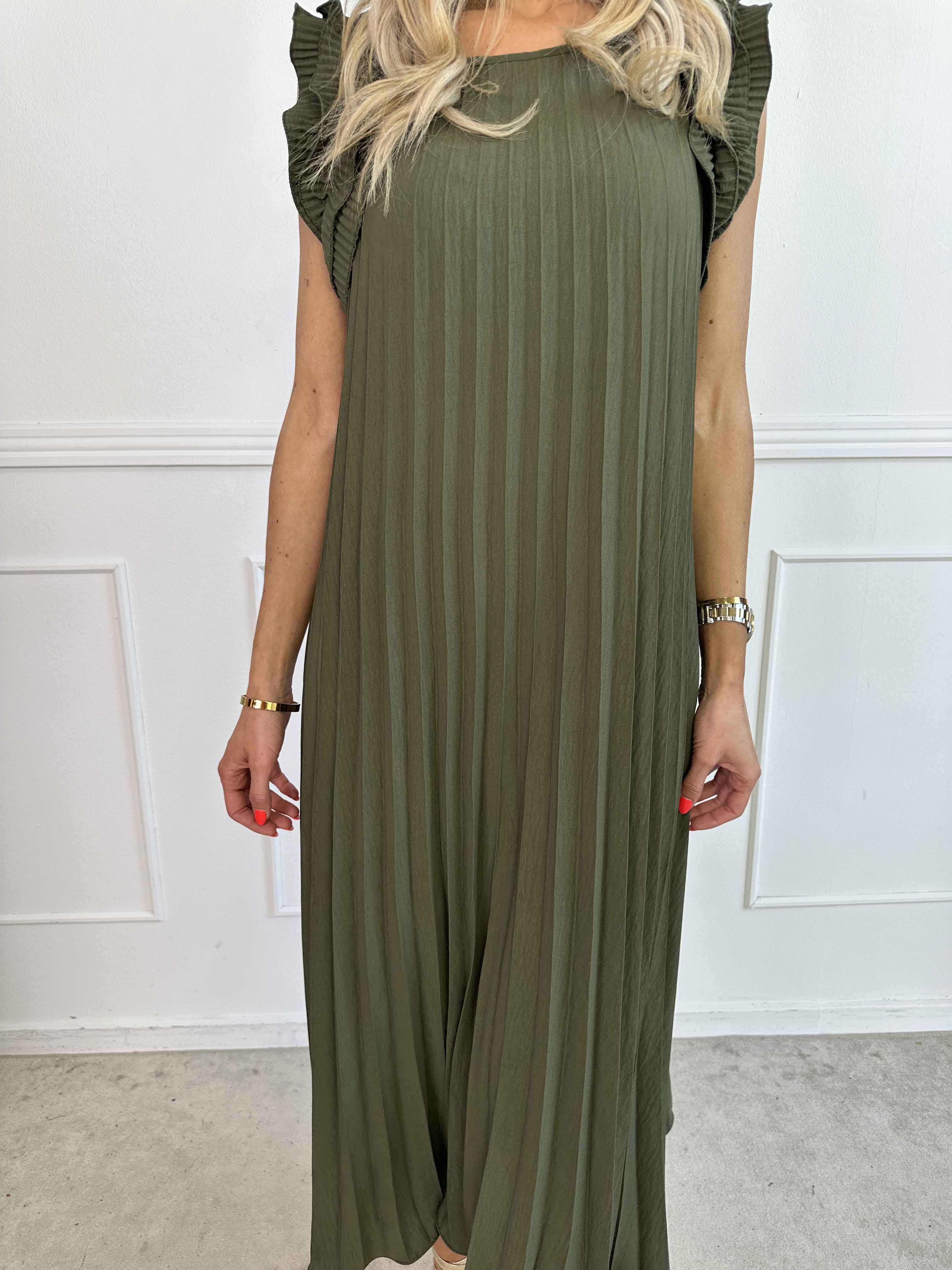 Zlata - Lång plisserad klänning med söta volangärmar